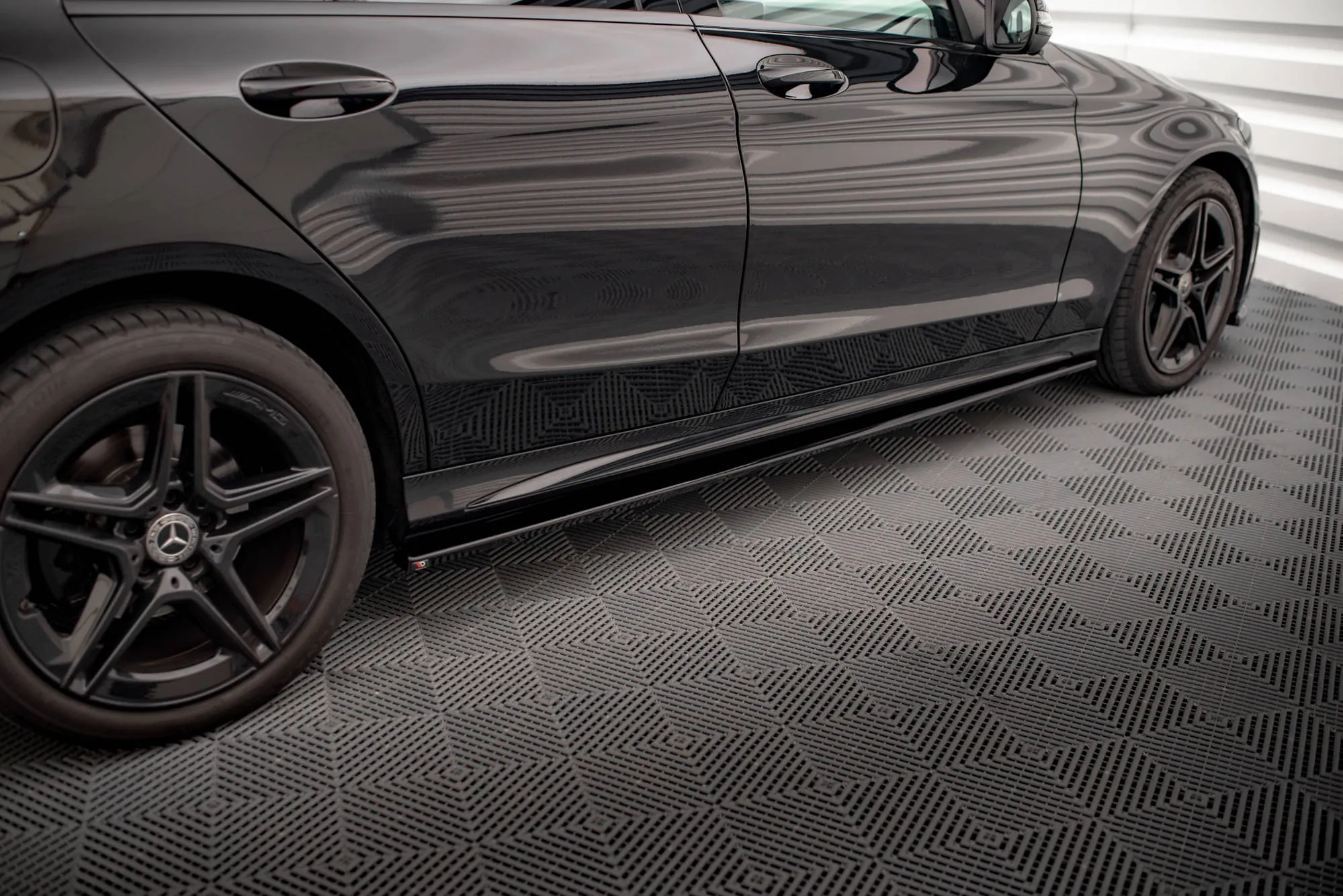 Sideskjørt Mercedes-Benz C (W205 / S205) AMG-Line Facelift 2018 - 2021 | Glossy Black Edition – bilde 2