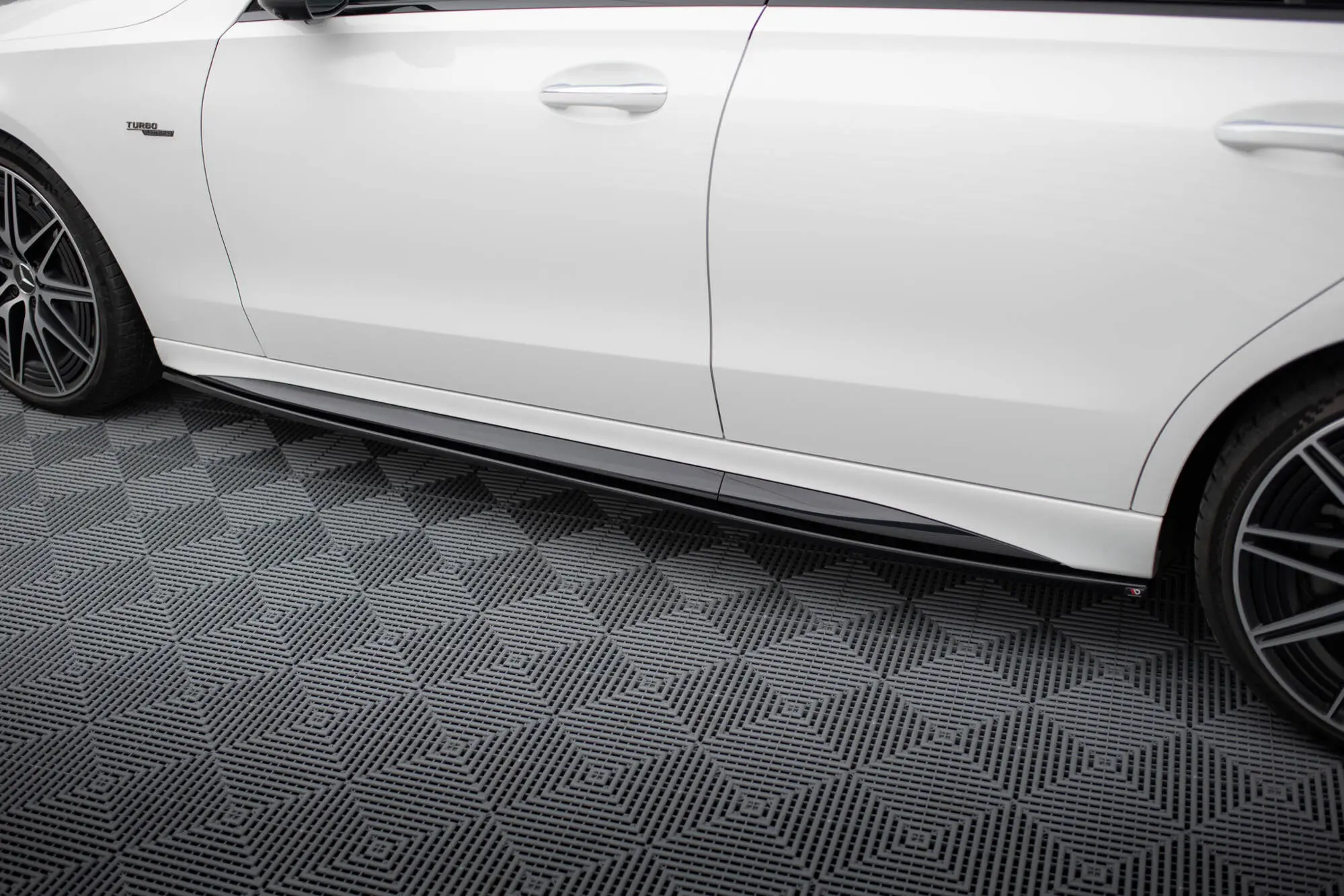Sideskjørt Mercedes-Benz C (W206/S206) AMG-Line / Mercedes-AMG C43 (W206/S206 ) 2021 - > | Glossy Black Edition – bilde 2