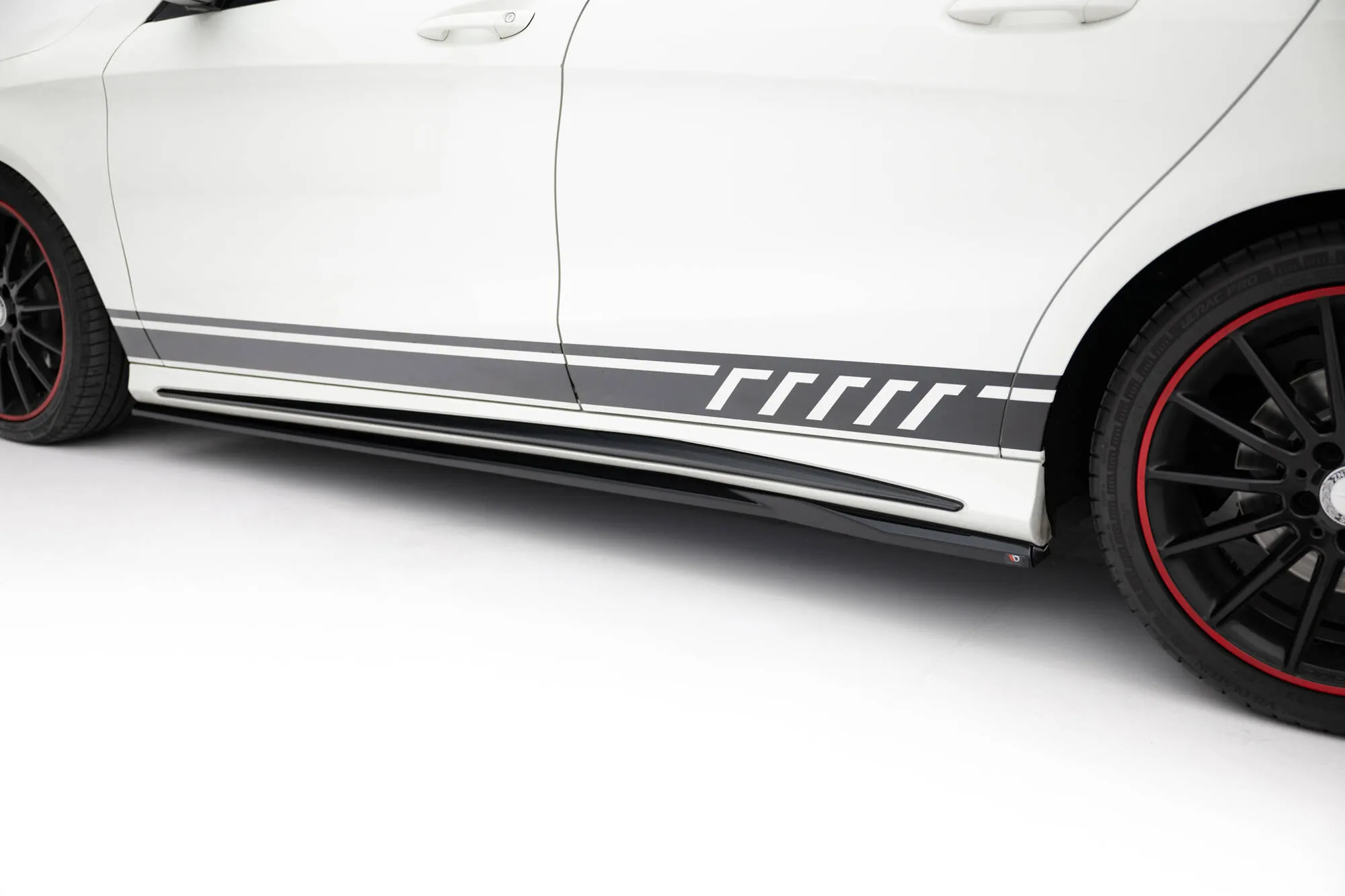 Sideskjørt Mercedes-Benz Cla AMG (C117/X117) 2013 - 2017 | Glossy Black Edition – bilde 3