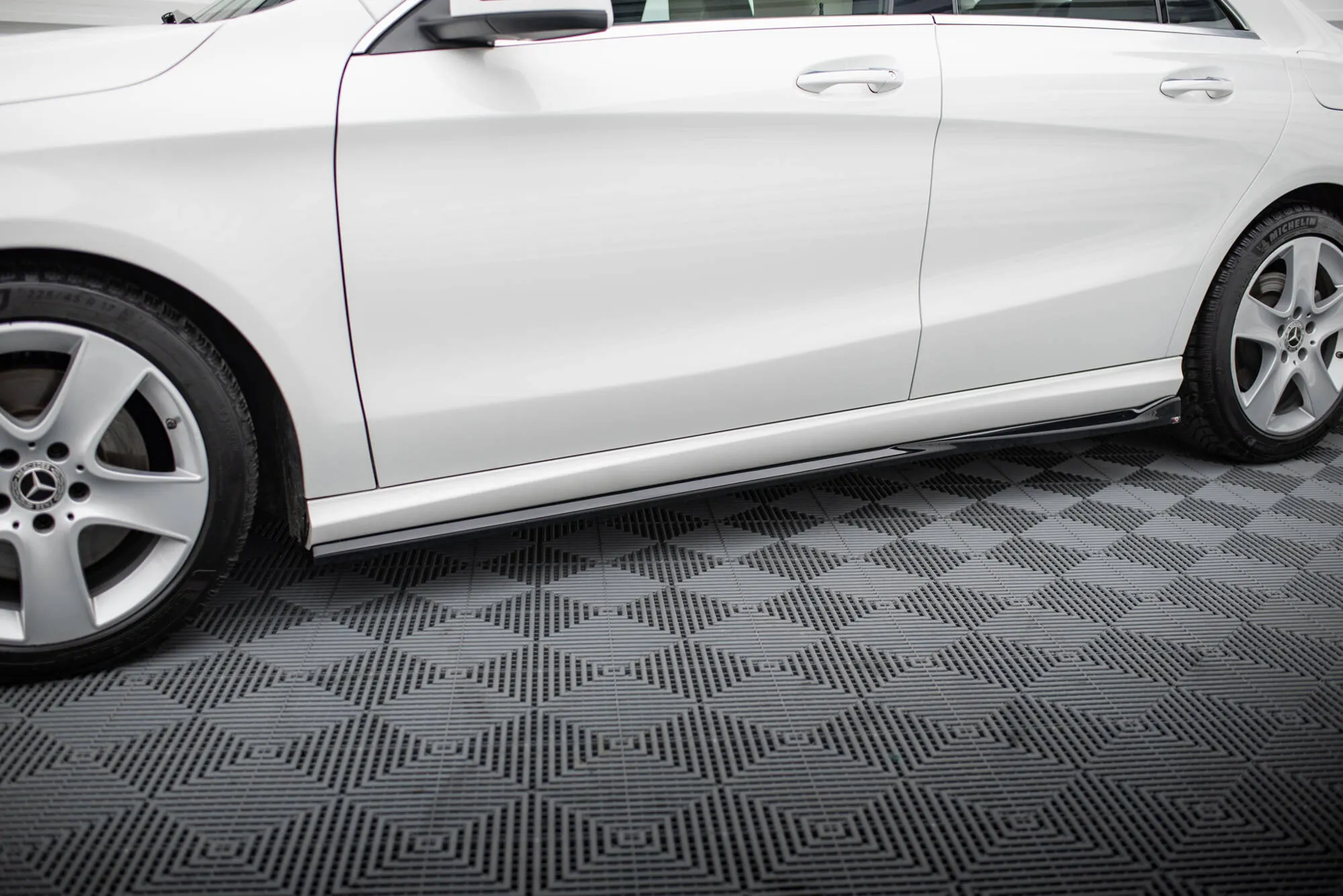Sideskjørt Mercedes-Benz Cla (C117) Facelift 2017 - 2019 | Glossy Black Edition