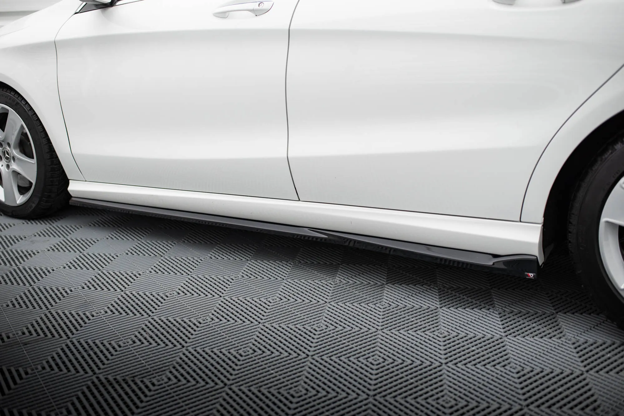 Sideskjørt Mercedes-Benz Cla (C117) Facelift 2017 - 2019 | Glossy Black Edition – bilde 3