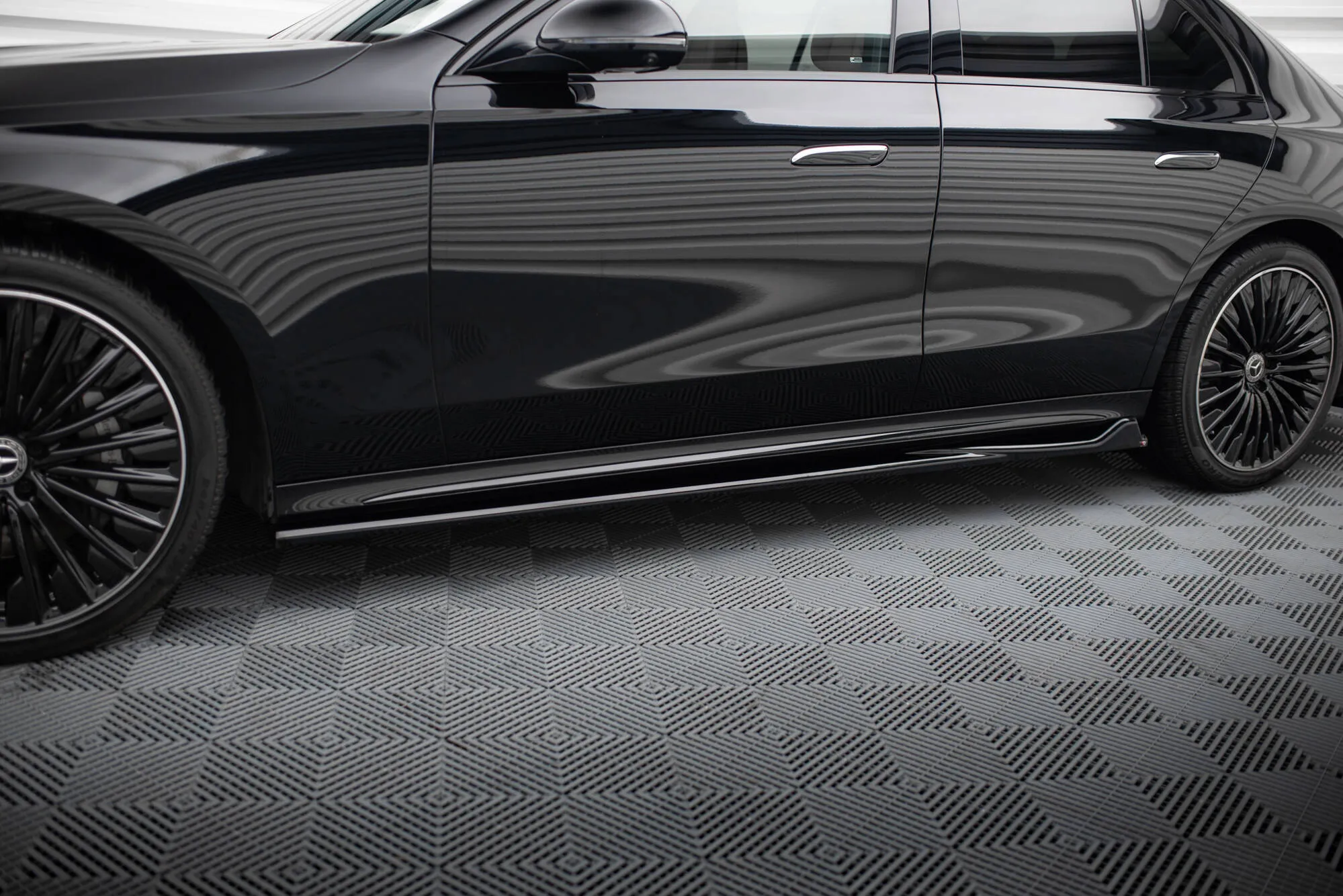 Sideskjørt Mercedes-Benz E AMG-Line W214 2023 -> | Glossy Black Edition
