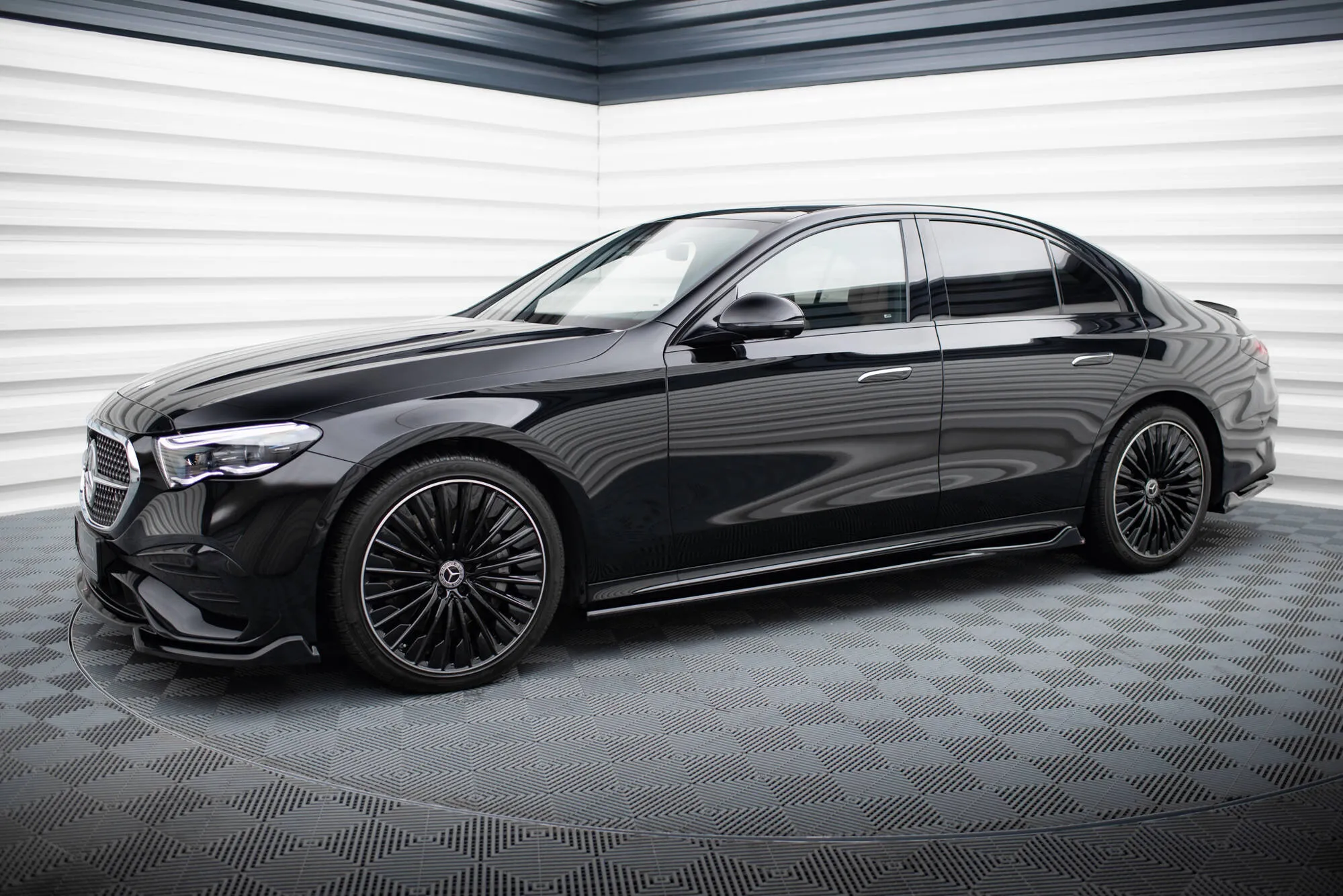 Sideskjørt Mercedes-Benz E AMG-Line W214 2023 -> | Glossy Black Edition – bilde 2