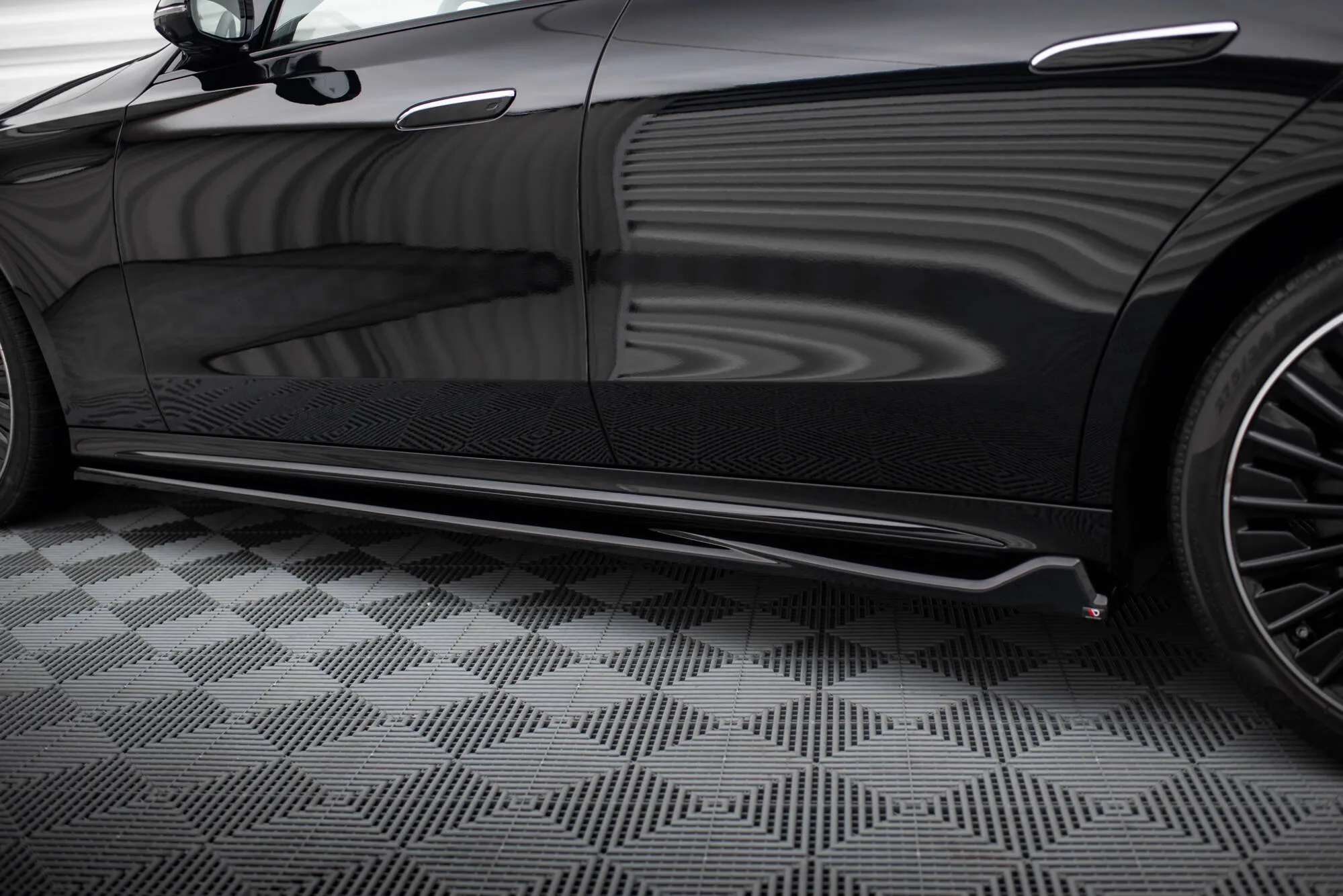 Sideskjørt Mercedes-Benz E AMG-Line W214 2023 -> | Glossy Black Edition – bilde 3