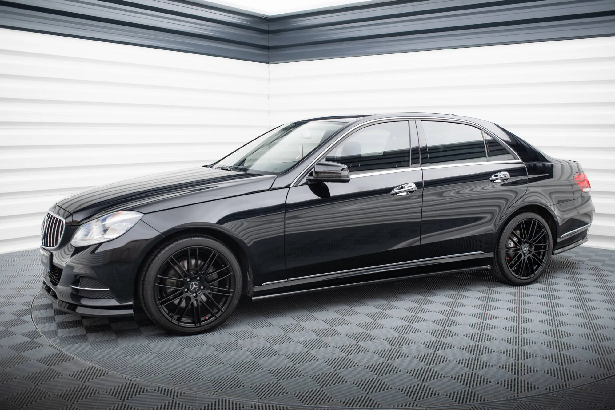 Sideskjørt Mercedes-Benz E (W212) Facelift 2013 - 2016 | Glossy Black Edition – bilde 2