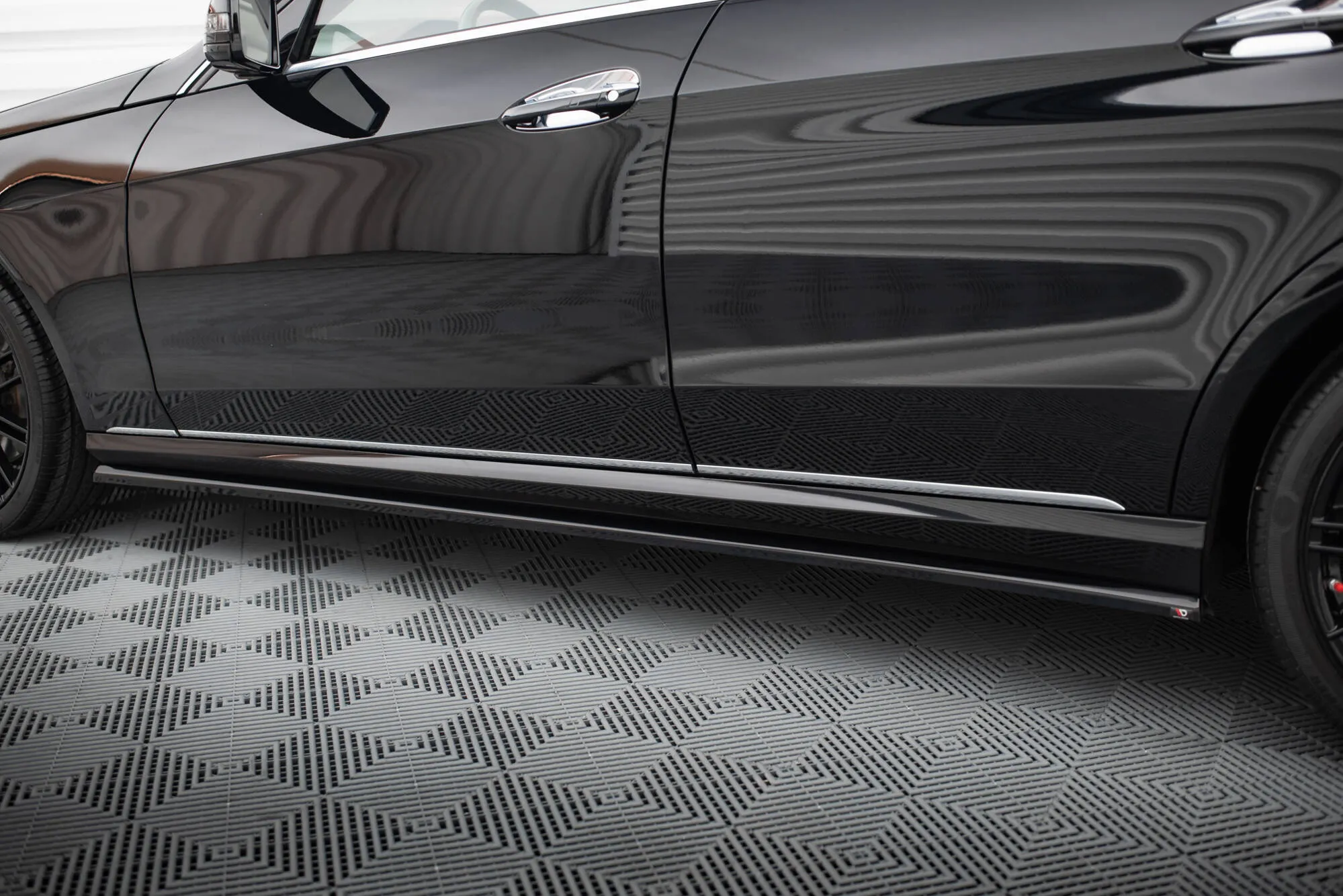 Sideskjørt Mercedes-Benz E (W212) Facelift 2013 - 2016 | Glossy Black Edition – bilde 3