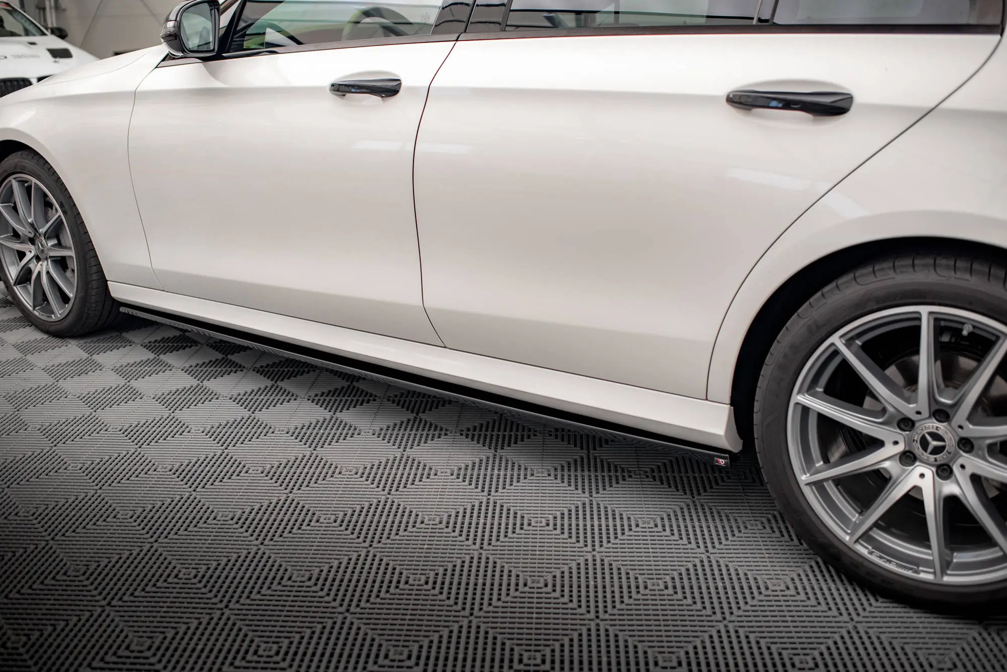 SIDESKJØRT MERCEDES-BENZ E (W213) AMG-Line 2020 - 2023