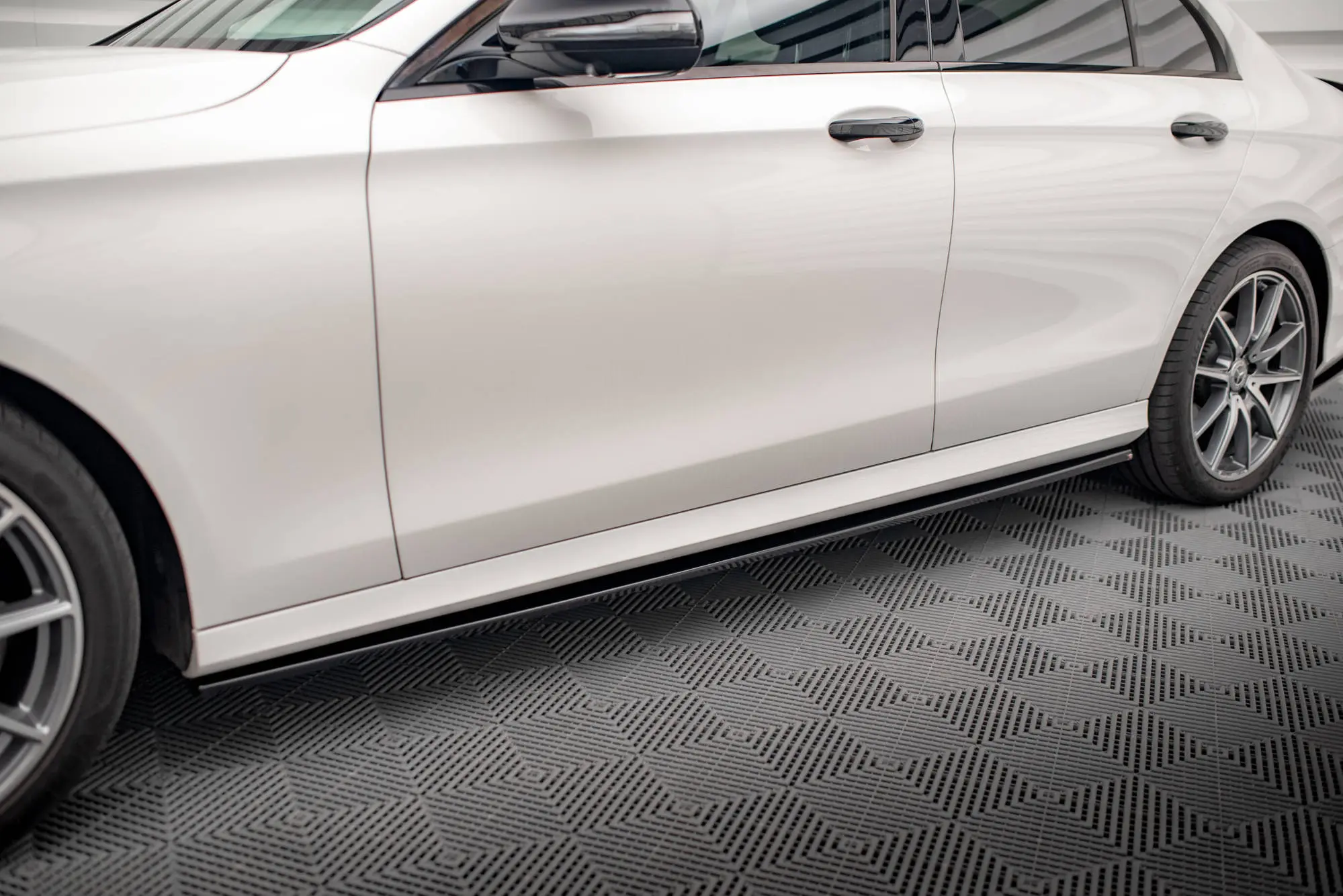SIDESKJØRT MERCEDES-BENZ E (W213) AMG-Line 2020 - 2023 – bilde 2