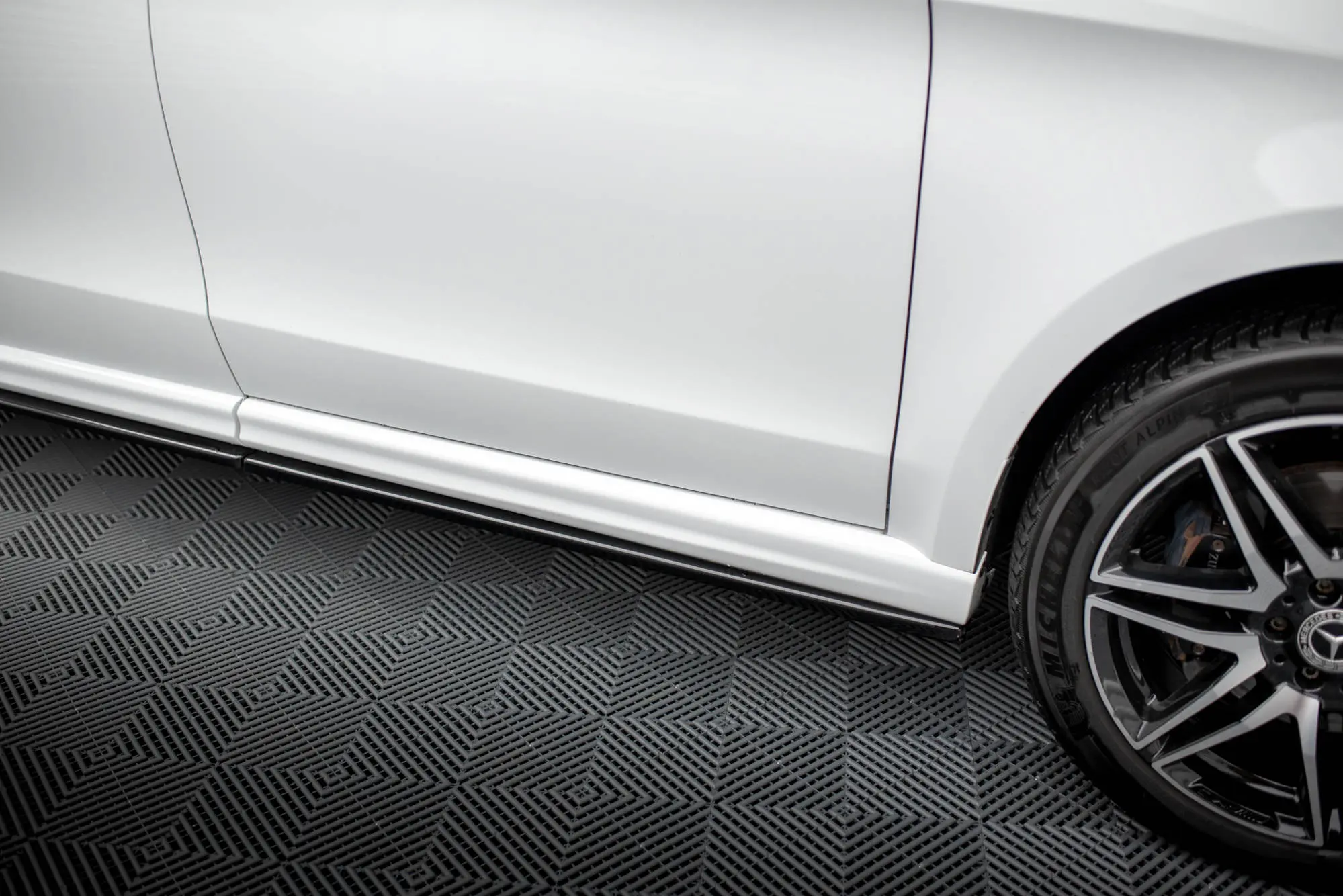 Sideskjørt Mercedes-Benz V-Class (W447) AMG-Line 2019 -> │ Extra Long Glossy Black Edition