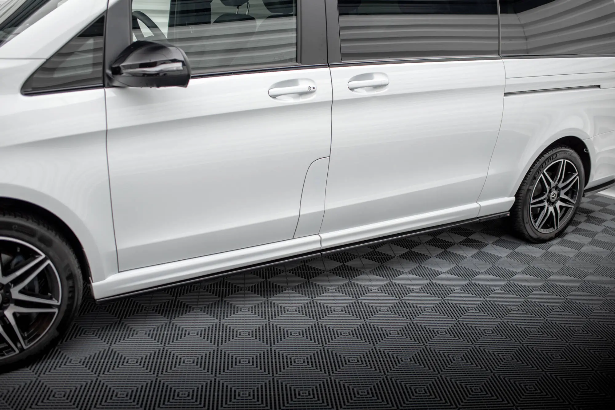 Sideskjørt Mercedes-Benz V-Class (W447) AMG-Line 2019 -> │ Extra Long Glossy Black Edition – bilde 2