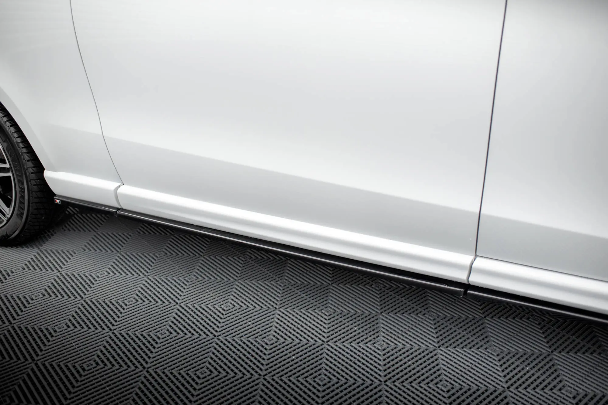 Sideskjørt Mercedes-Benz V-Class (W447) AMG-Line 2019 -> │ Extra Long Glossy Black Edition – bilde 4