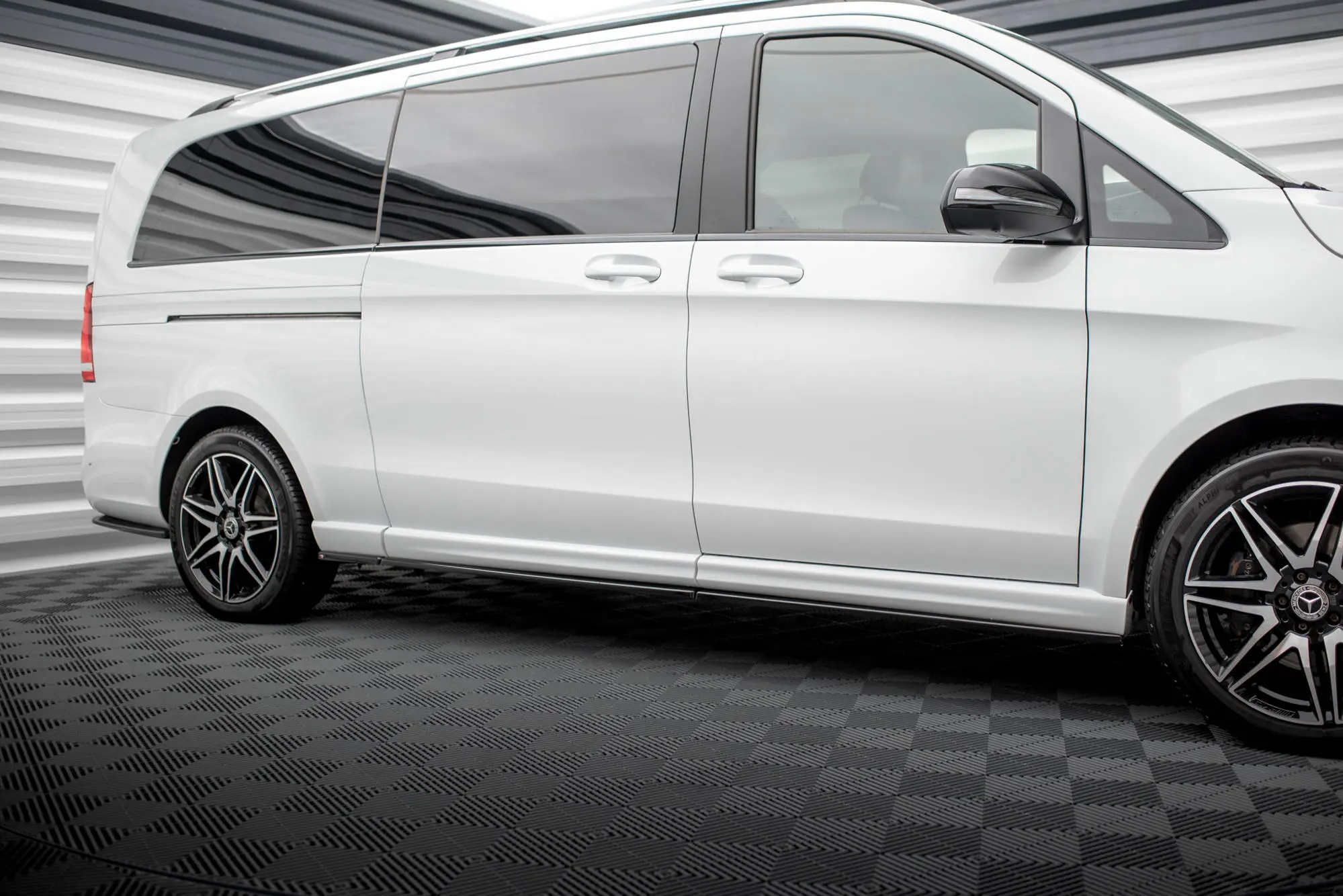 Sideskjørt Mercedes-Benz V-Class (W447) AMG-Line 2019 -> │ Extra Long Glossy Black Edition – bilde 6