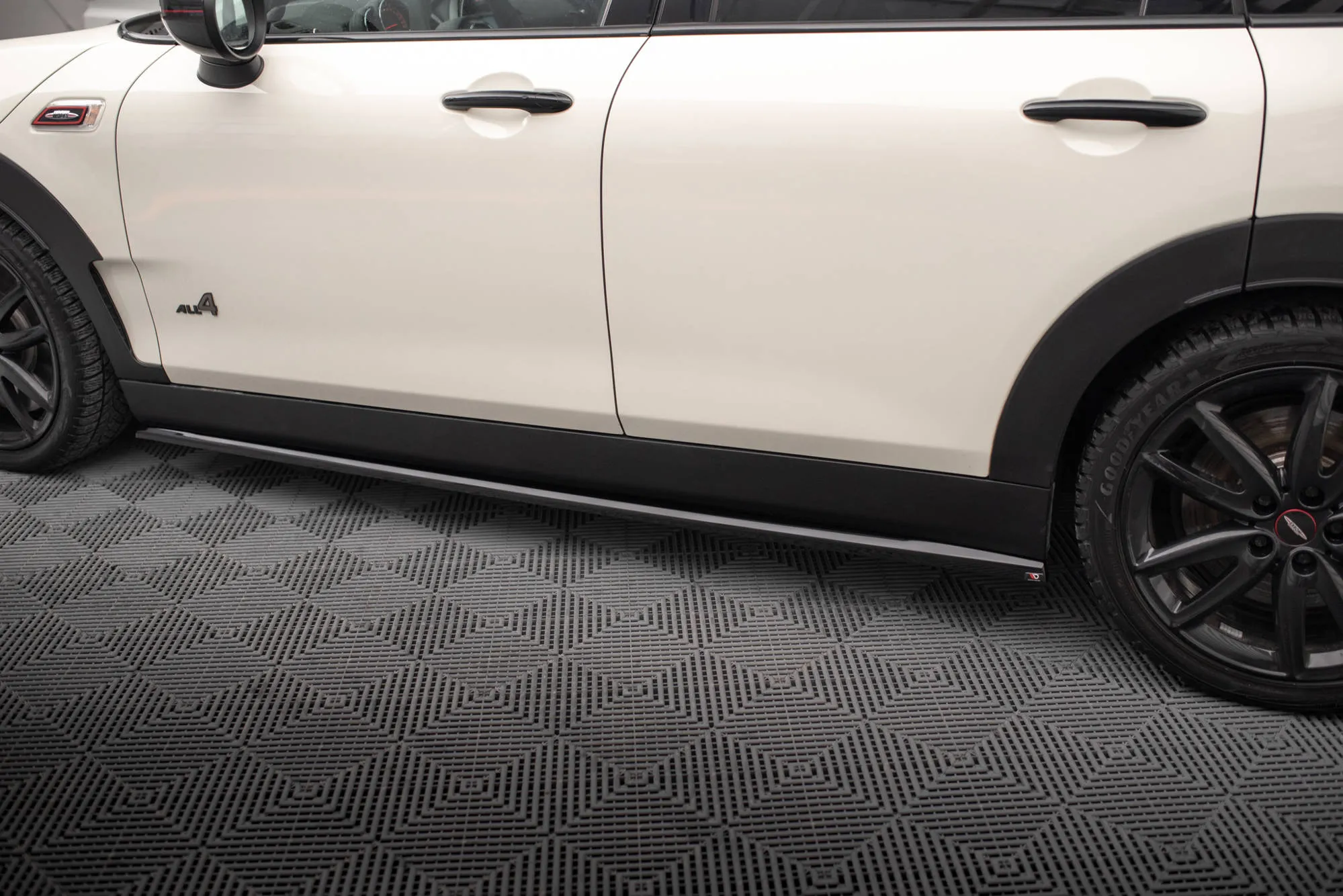 Sideskjørt Mini Clubman II F54 (John Cooper Works) Facelift 2019 - 2024 | Glossy Black Edition – bilde 3