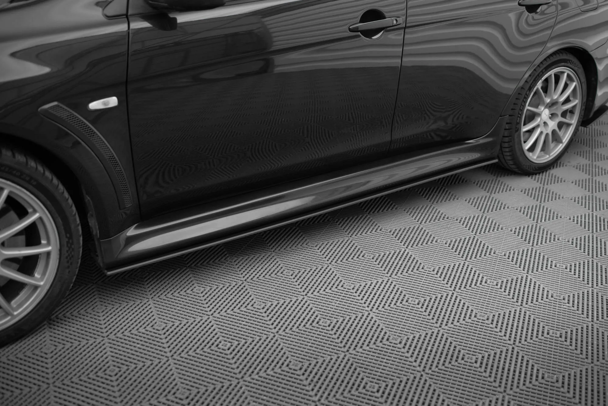 Sideskjørt Mitsubishi Lancer EVO X 2007 - 2015 | Street Pro Black Edition