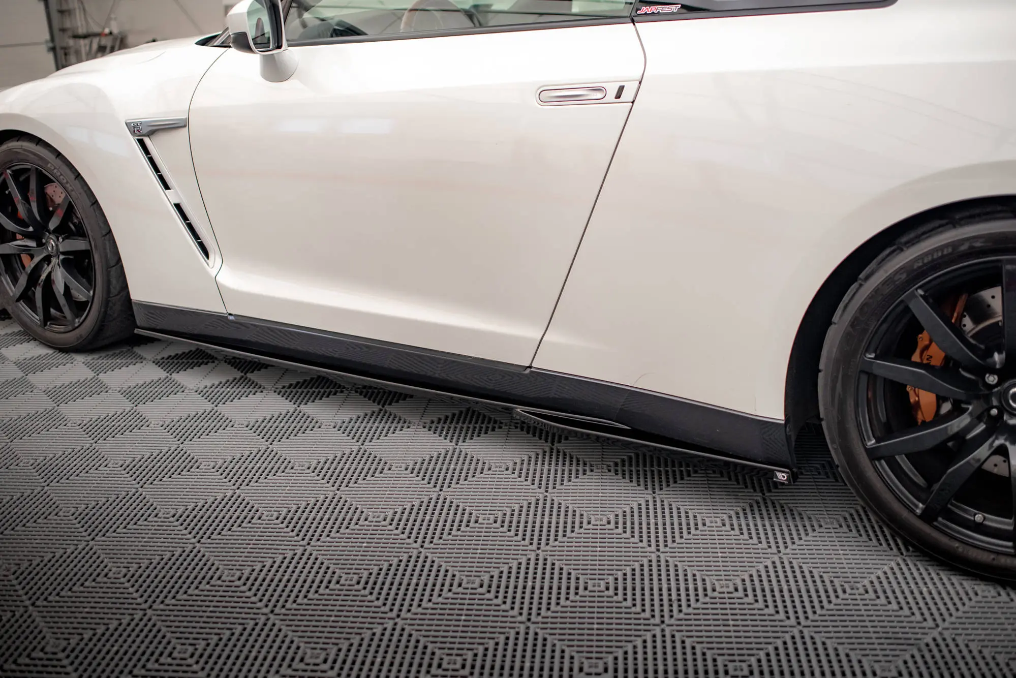 SIDESKJØRT NISSAN GT-R R35 2011-2016 – bilde 2