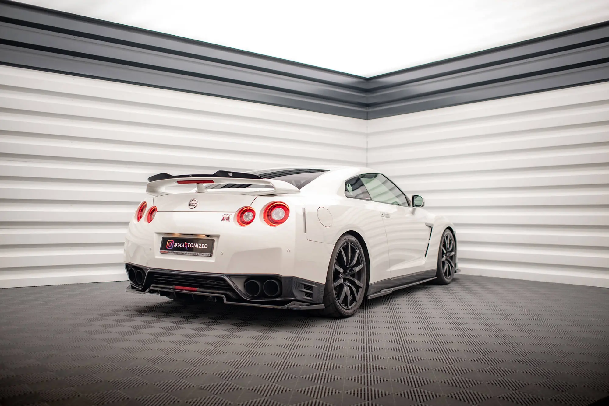 SIDESKJØRT NISSAN GT-R R35 2011-2016 – bilde 4
