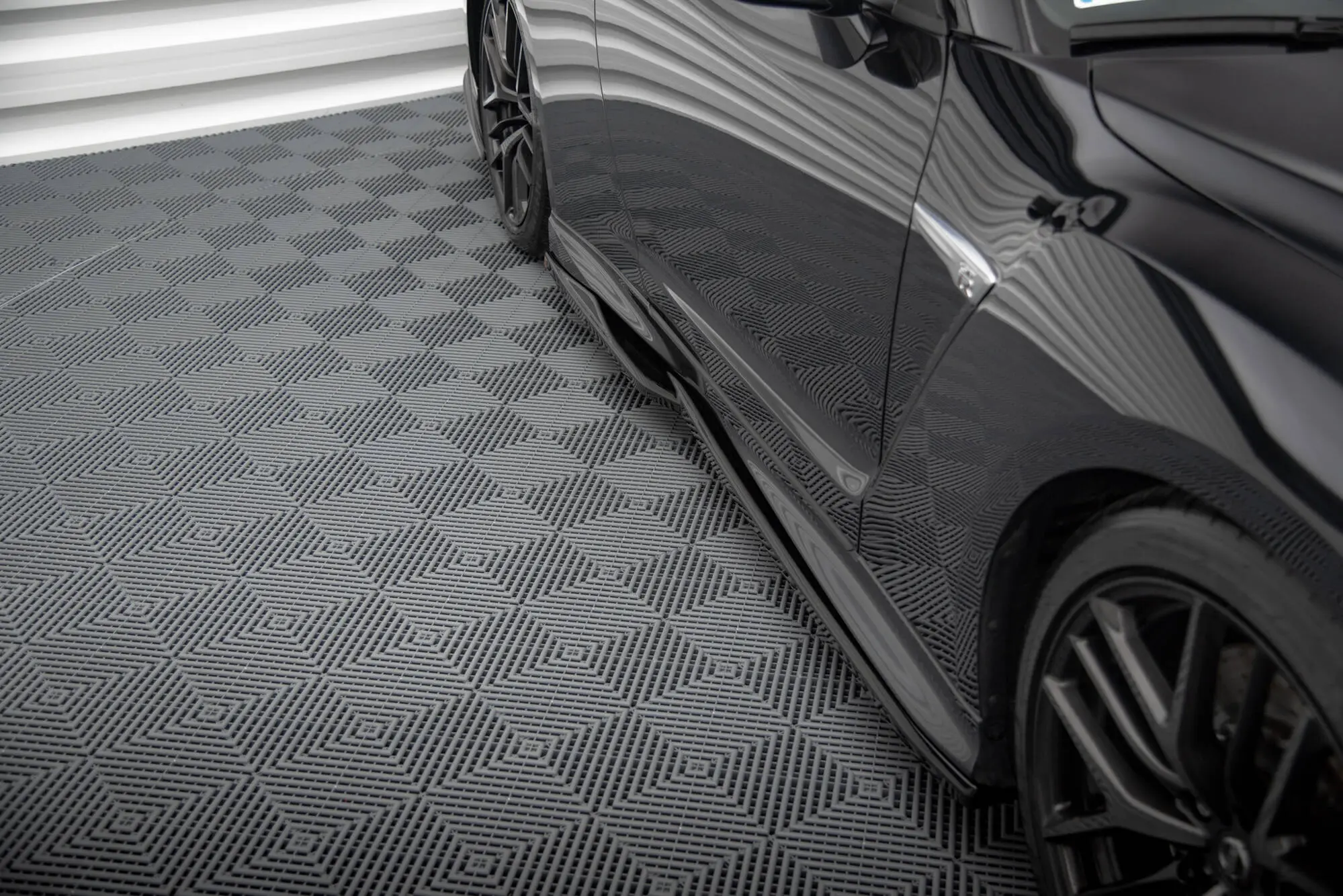 Sideskjørt Nissan GTR R35 facelift 2016 - 2022 | Glossy Black Edition
