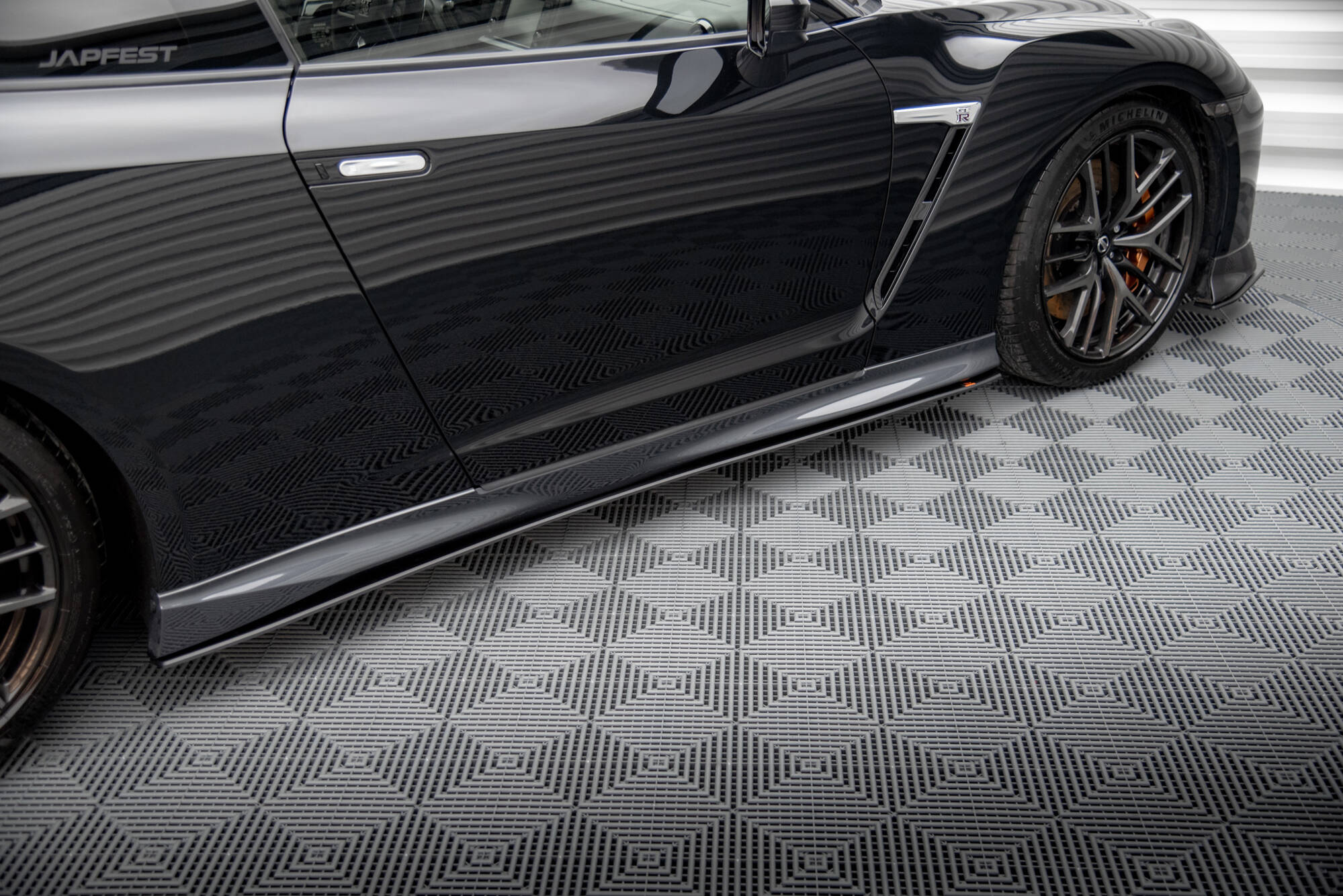 Sideskjørt Nissan GTR R35 facelift 2016 - 2022 | Street Pro Black Edition Image 1