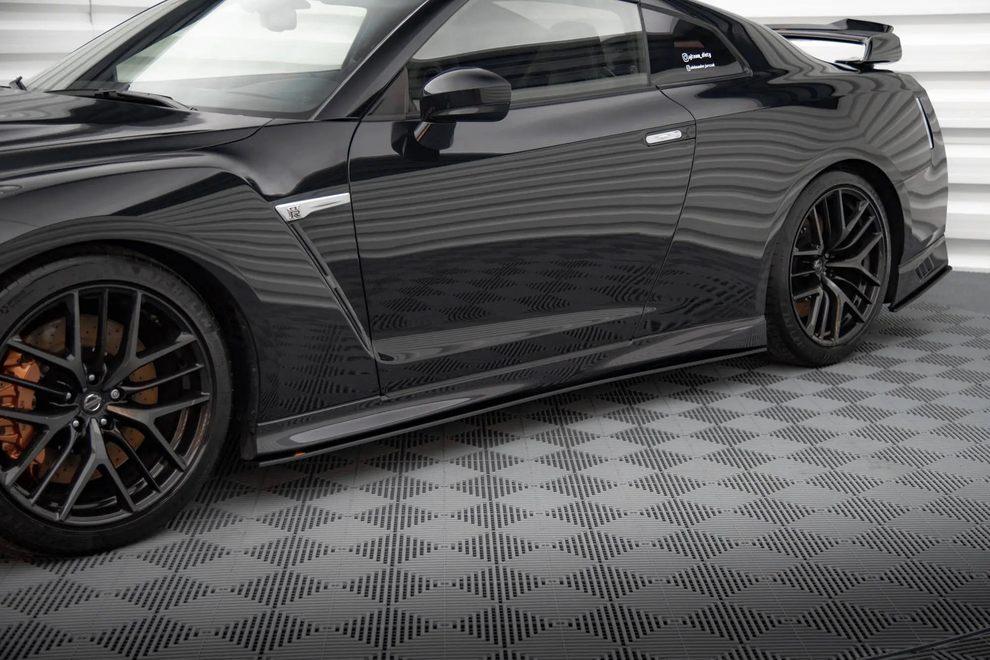 Sideskjørt Nissan GTR R35 facelift 2016 - 2022 | Street Pro Black Edition Image 3