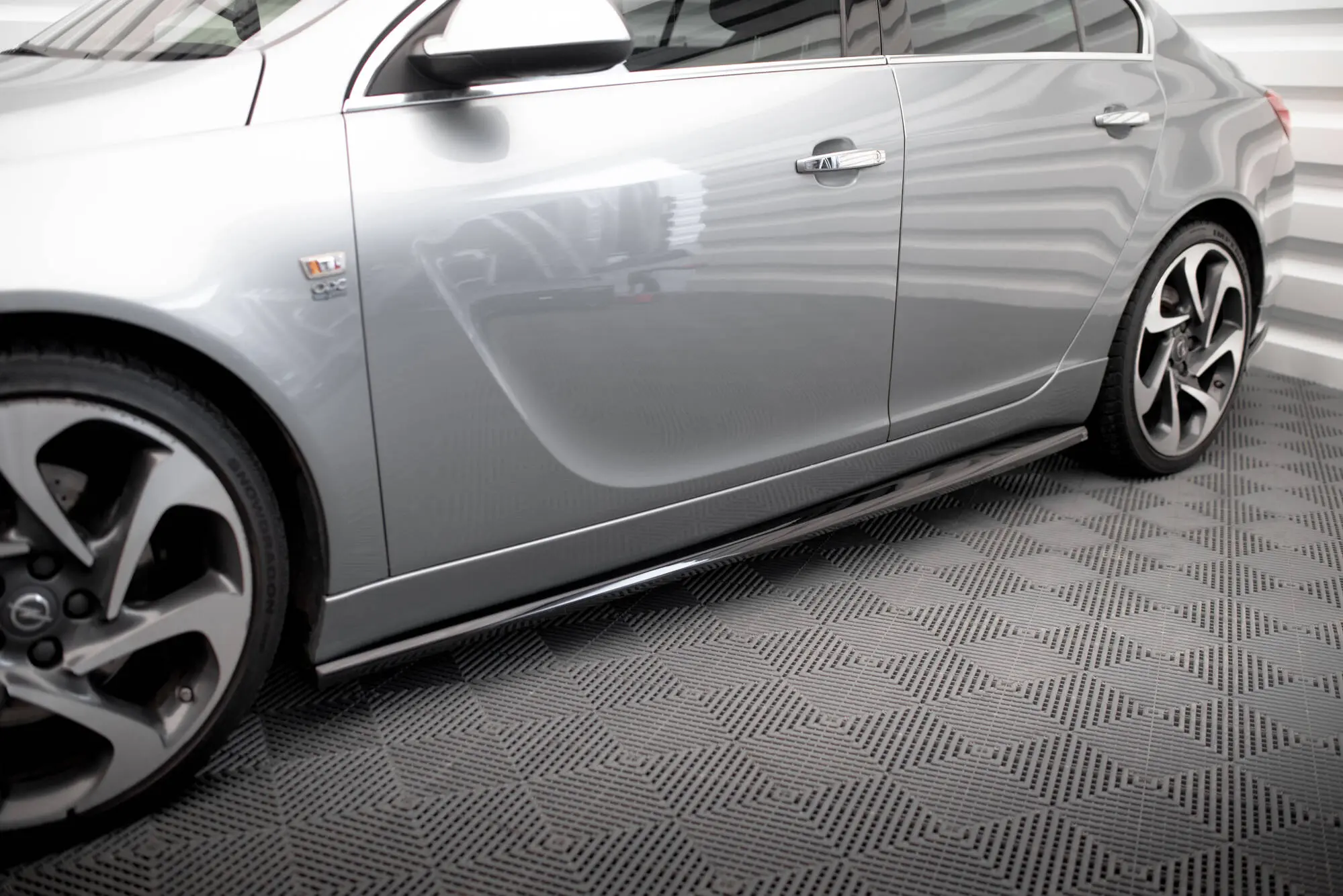 Sideskjørt Opel Insignia mk1 OPC-Line 2008 - 2013 | Glossy Black Edition