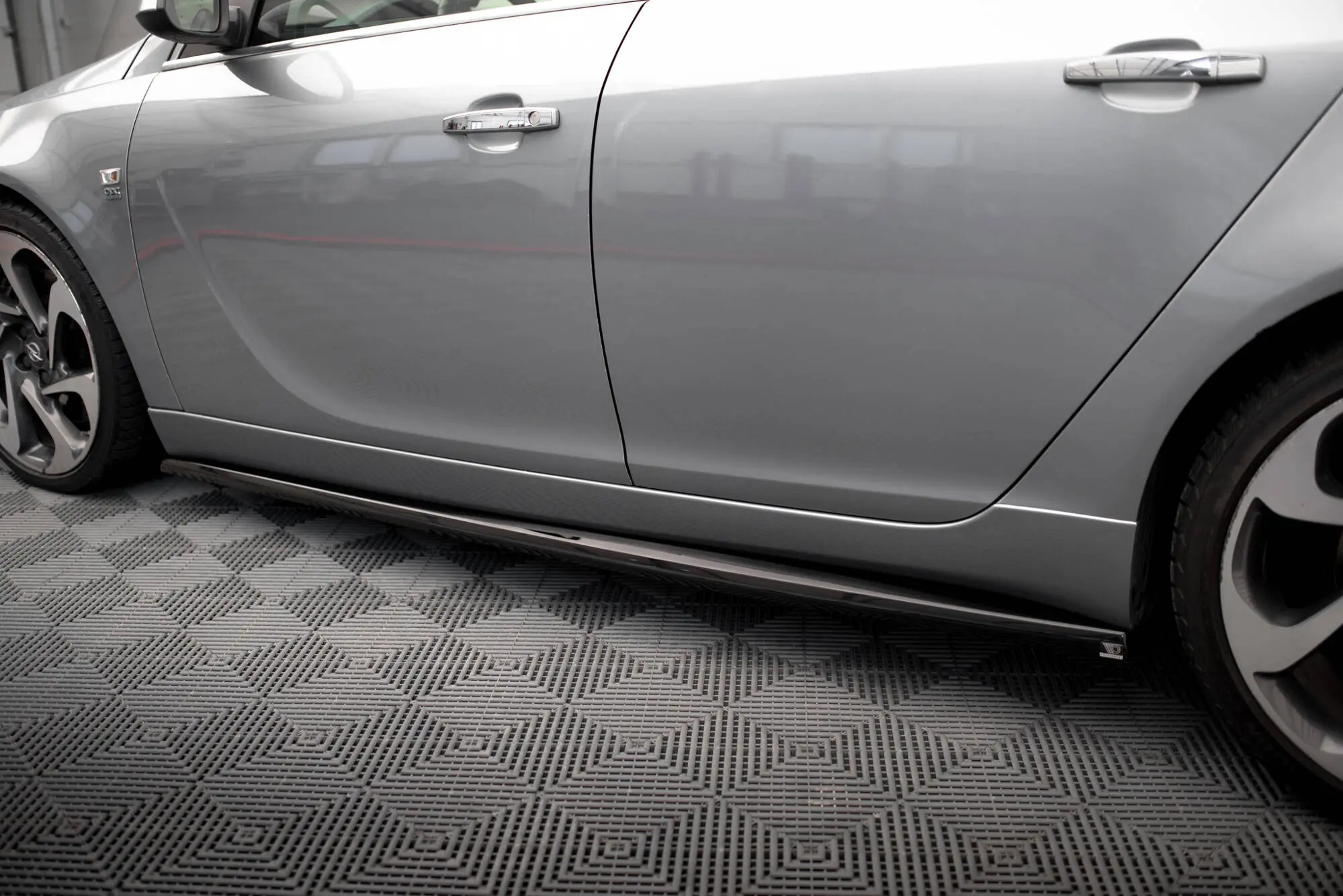 Sideskjørt Opel Insignia mk1 OPC-Line 2008 - 2013 | Glossy Black Edition – bilde 2