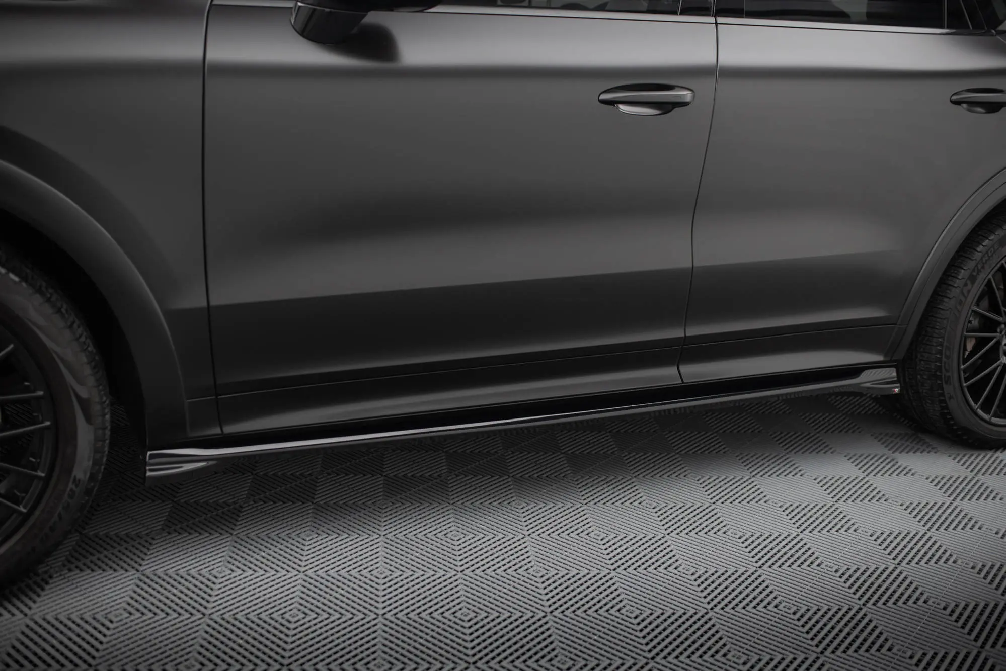 Sideskjørt Porsche Cayenne III (9YA) Sport Design 2017 - 2023 | Glossy Black Edition