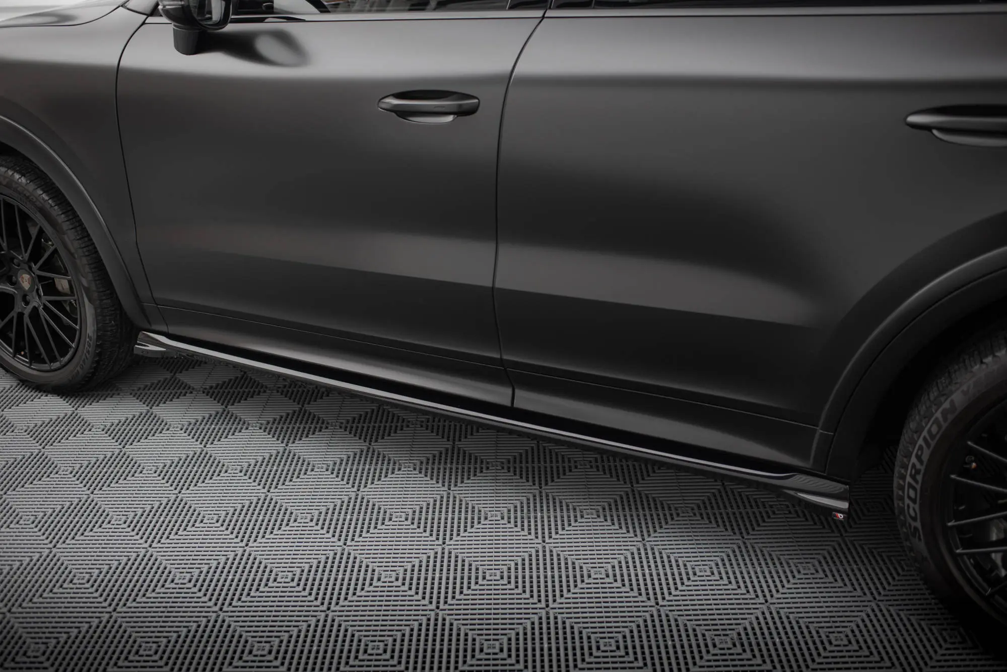 Sideskjørt Porsche Cayenne III (9YA) Sport Design 2017 - 2023 | Glossy Black Edition – bilde 2