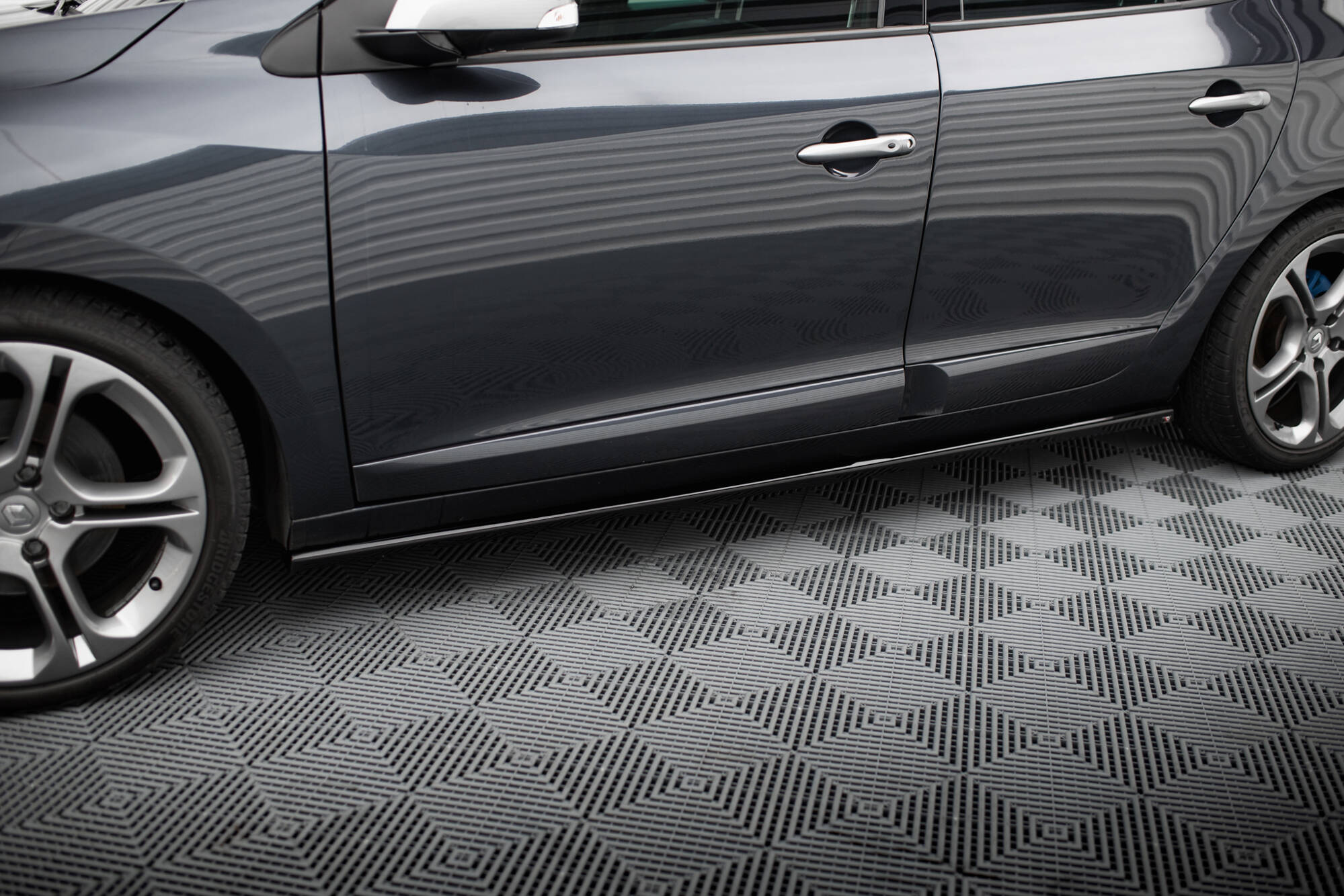 Sideskjørt Renault Megane GT mk3 facelift 2012 - 2013 | Glossy Black Edition