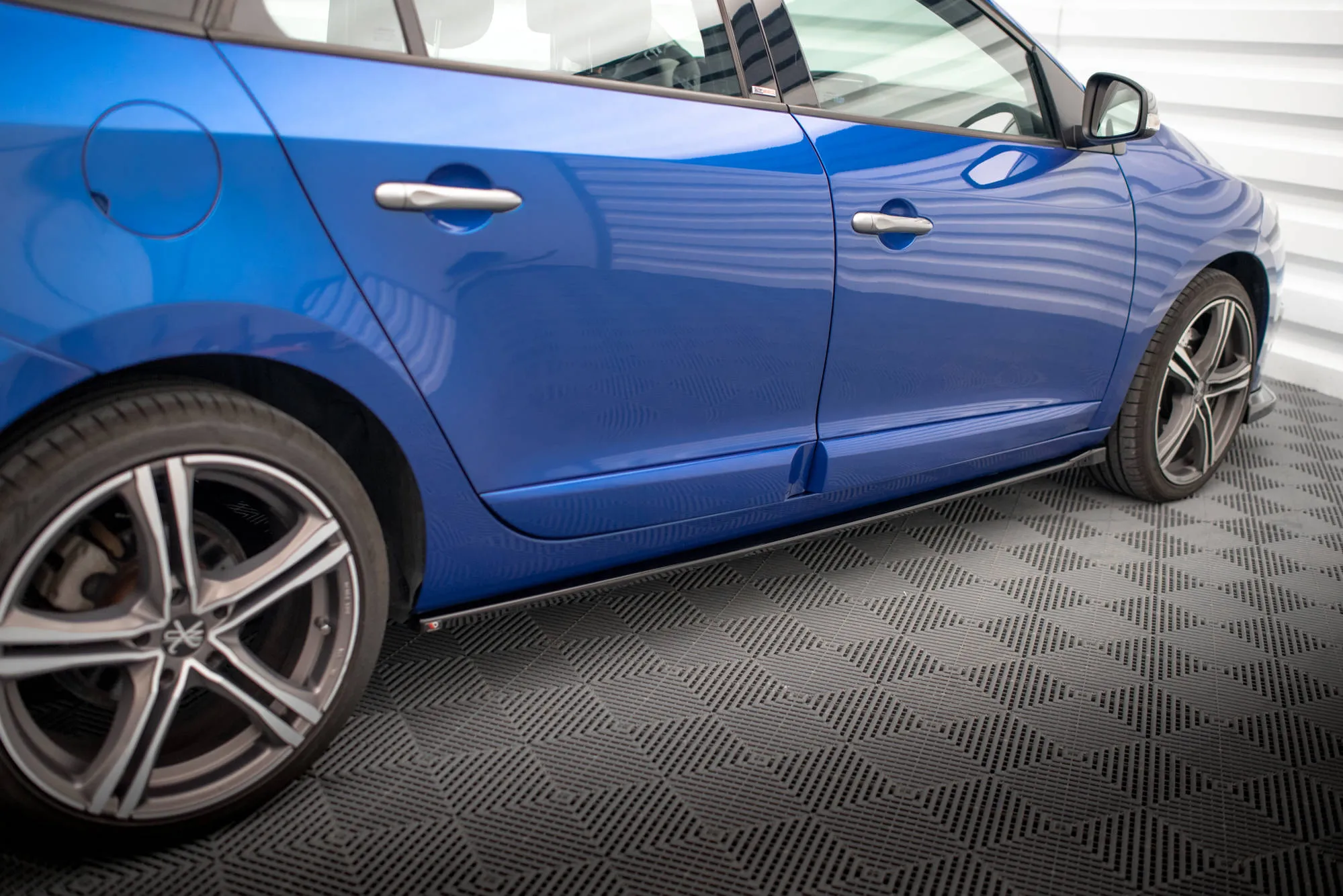 Sideskjørt Renault Megane (Mk3) 2008-2016 | Glossy Black Edition – bilde 2
