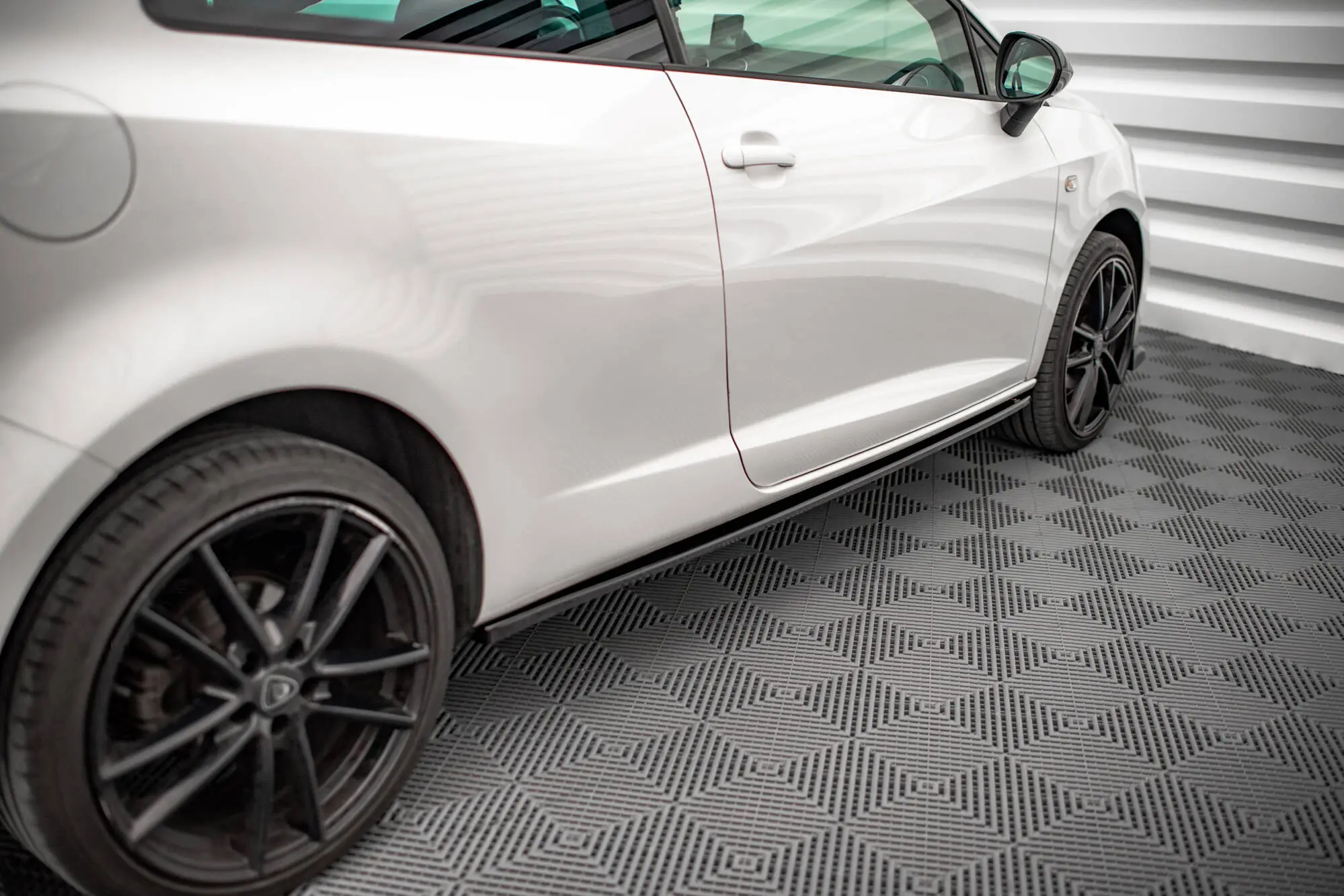 Sideskjørt Seat Ibiza SC FR Mk4 facelift 2012 - 2017 | Glossy Black Edition