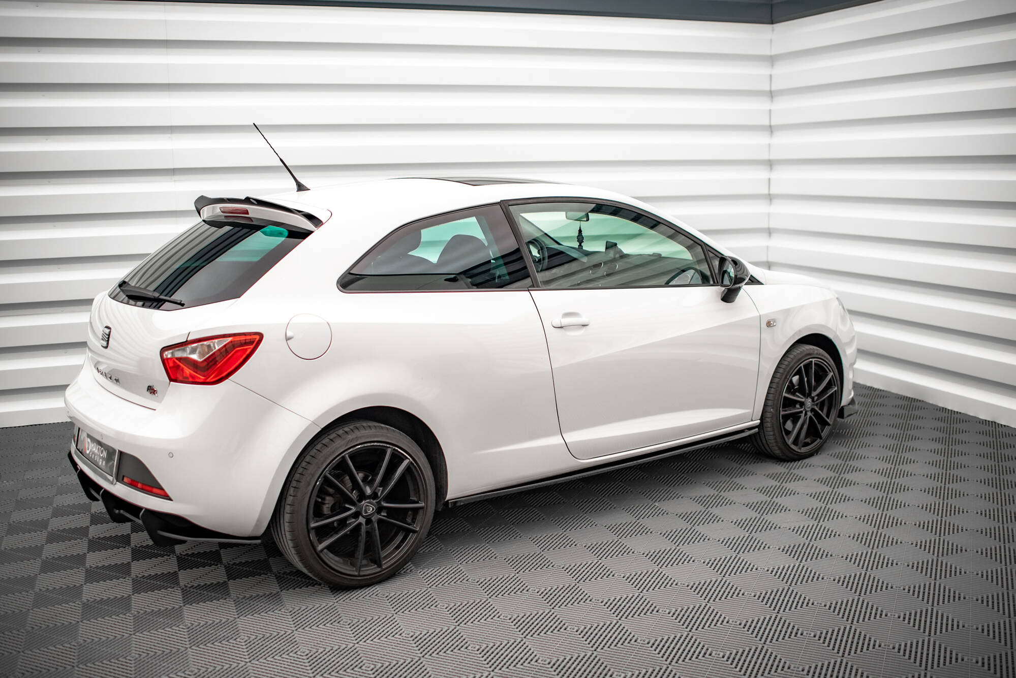 Sideskjørt Seat Ibiza SC FR Mk4 facelift 2012 - 2017 | Glossy Black Edition – bilde 3