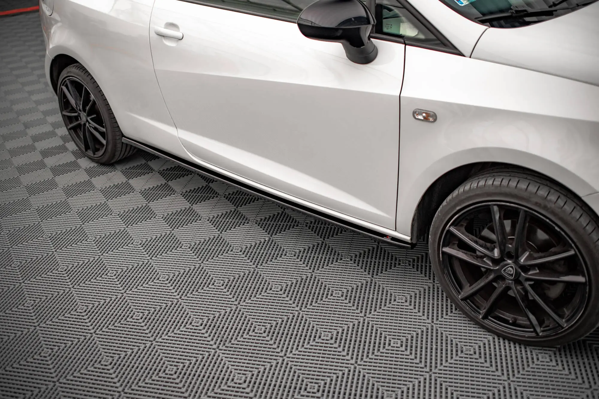 Sideskjørt Seat Ibiza SC FR Mk4 facelift 2012 - 2017 | Glossy Black Edition – bilde 4