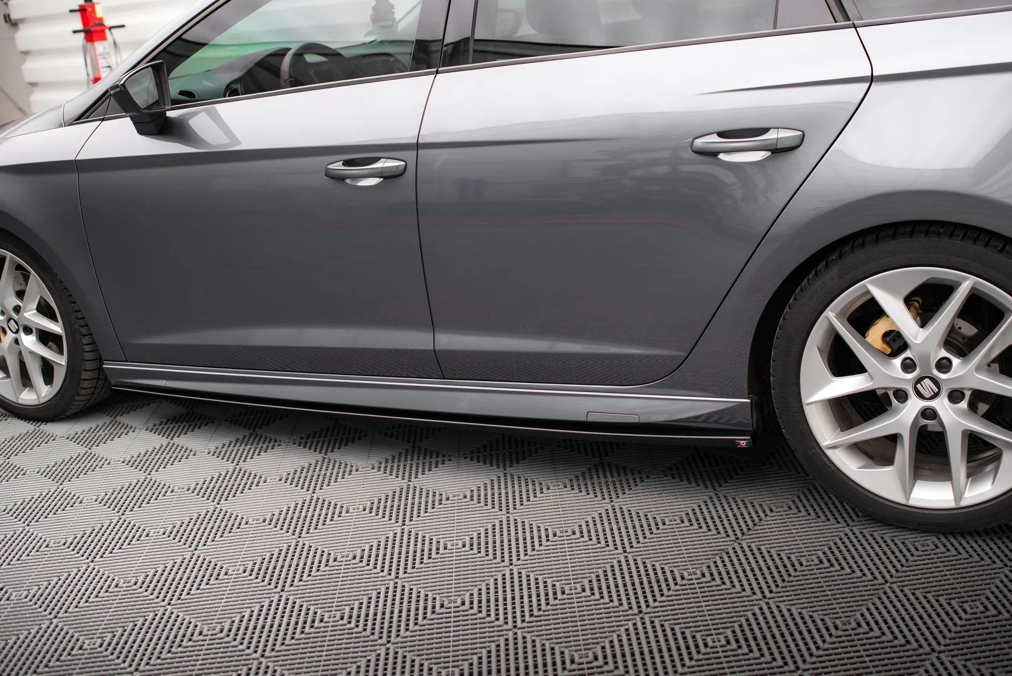 Sideskjørt Seat Leon (III) 2012 - 2020 | Glossy Black Edition – bilde 3