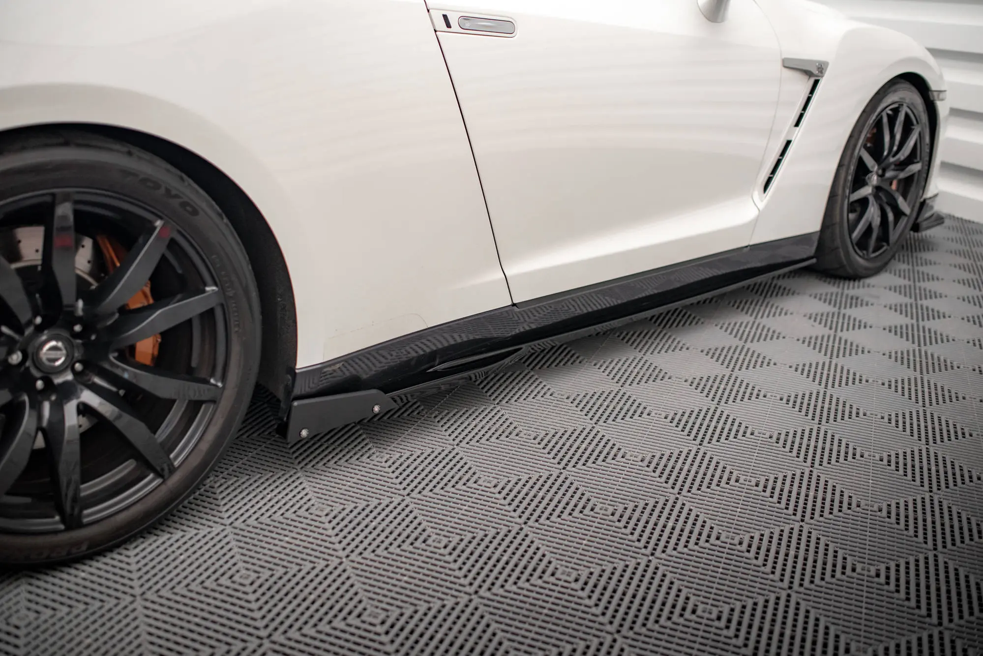 SIDESKJØRT + SIDESPLITTERS NISSAN GT-R R35 2011 - 2016