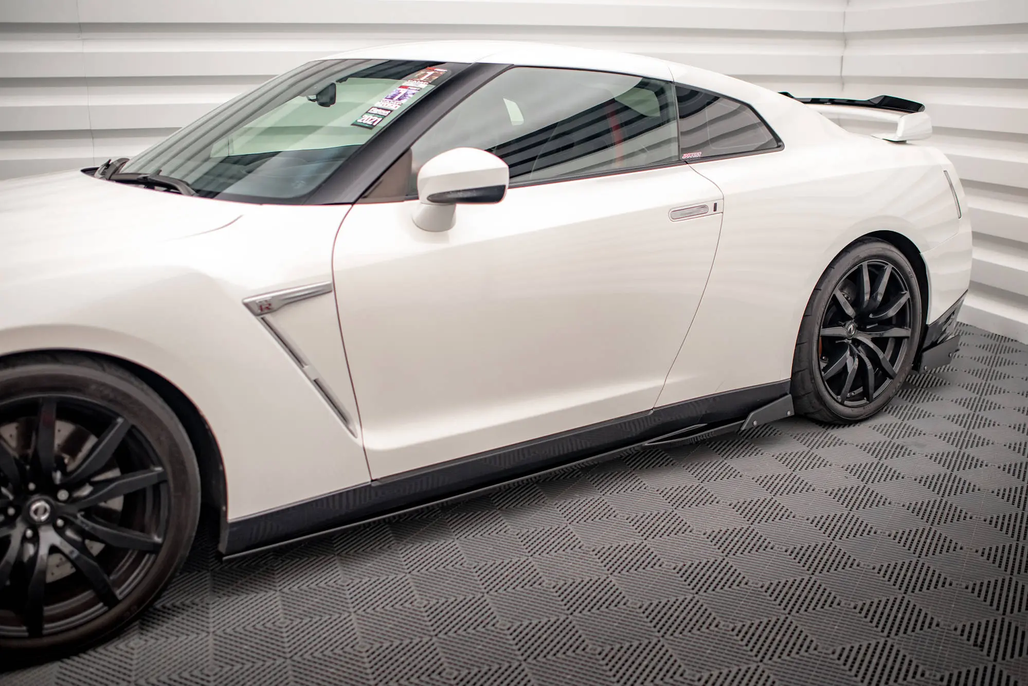 SIDESKJØRT + SIDESPLITTERS NISSAN GT-R R35 2011 - 2016 – bilde 4