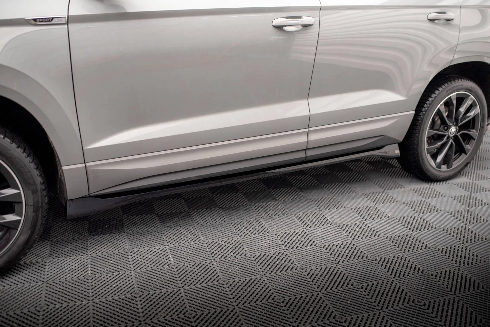 Sideskjørt Skoda Karoq (K1 Facelift) 2021-2026 | Glossy Black Edition