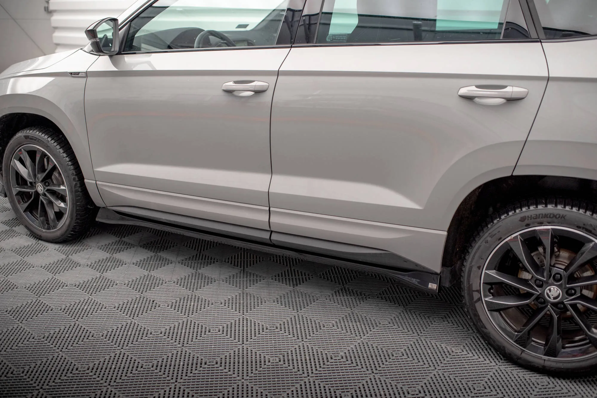 Sideskjørt Skoda Karoq (K1 Facelift) 2021-2026 | Glossy Black Edition – bilde 3