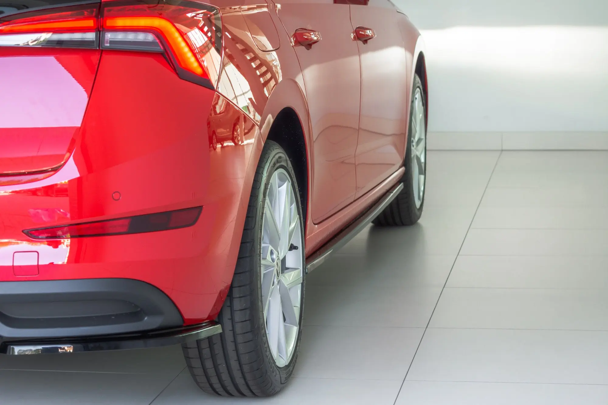 SIDESKJØRT Skoda Scala 2019 ->