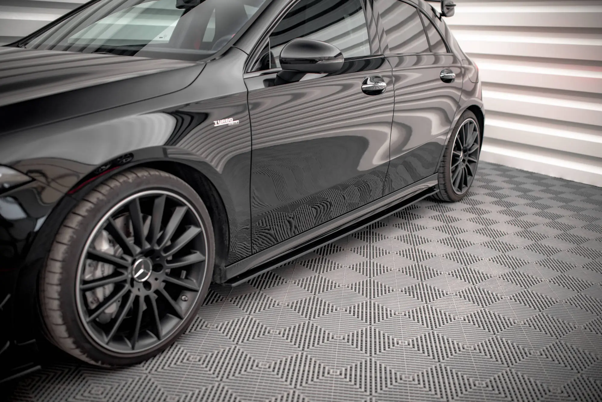 SIDESKJØRT STREET PRO MERCEDES-BENZ A35 AMG / A AMG-LINE (W177) AERO PACK 2018-> – bilde 4