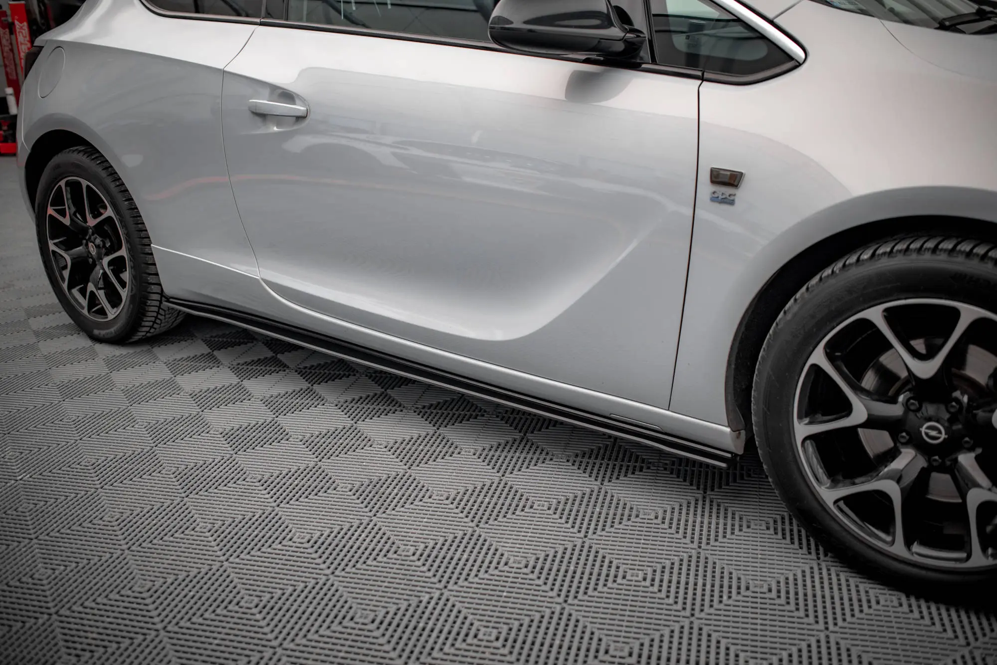 SIDESKJØRT STREET PRO OPEL ASTRA J GTC OPC-LINE 2011-2018 – bilde 2