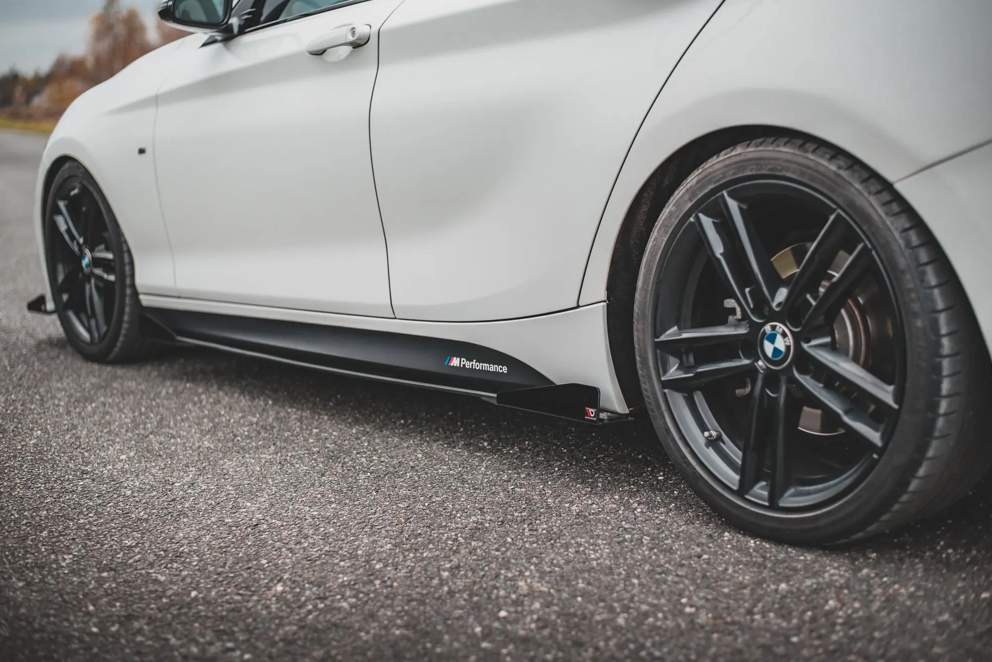 SIDESKJØRT STREET PRO V.2 + SIDESPLITTERS BMW 1 (F20 / F21) 2011 - 2019 – bilde 2