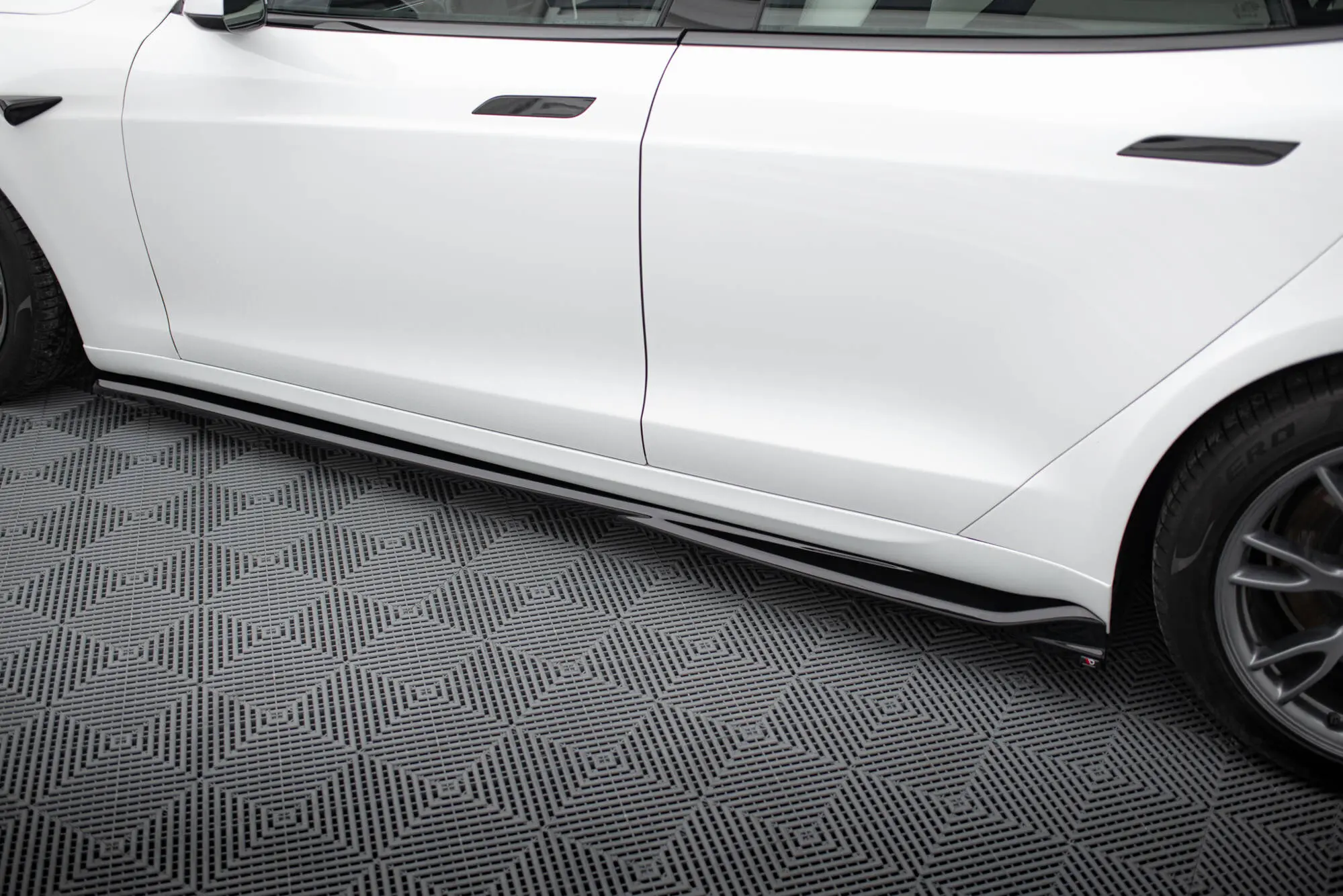 Sideskjørt Tesla Model S Plaid 2021 -> │ V.1 Black Edition – bilde 4