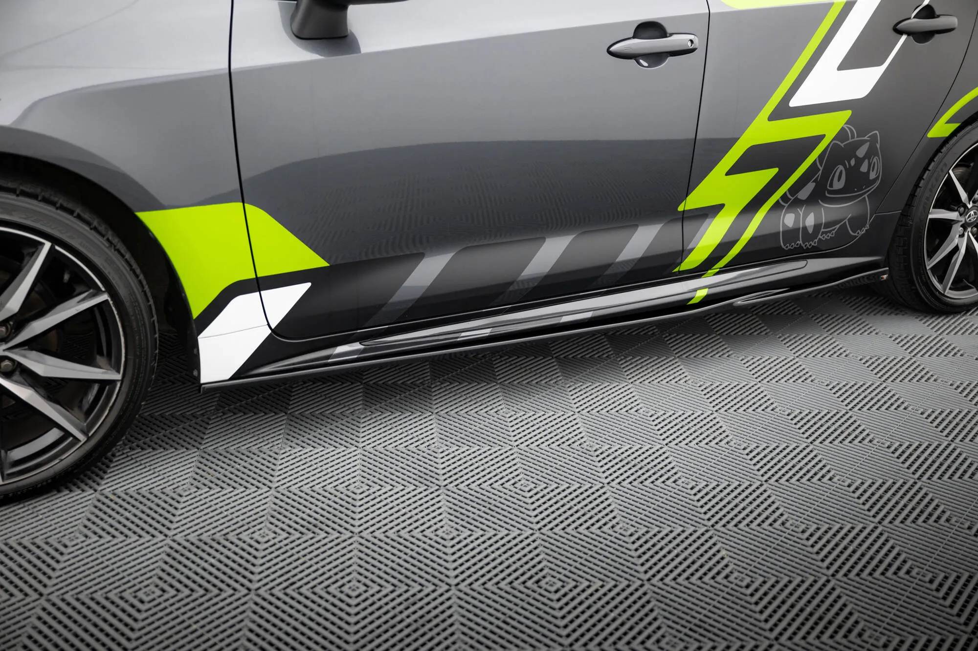 Sideskjørt Toyota Corolla GR Sport Touring Sports XII 2019 - 2023 | Glossy Black Edition