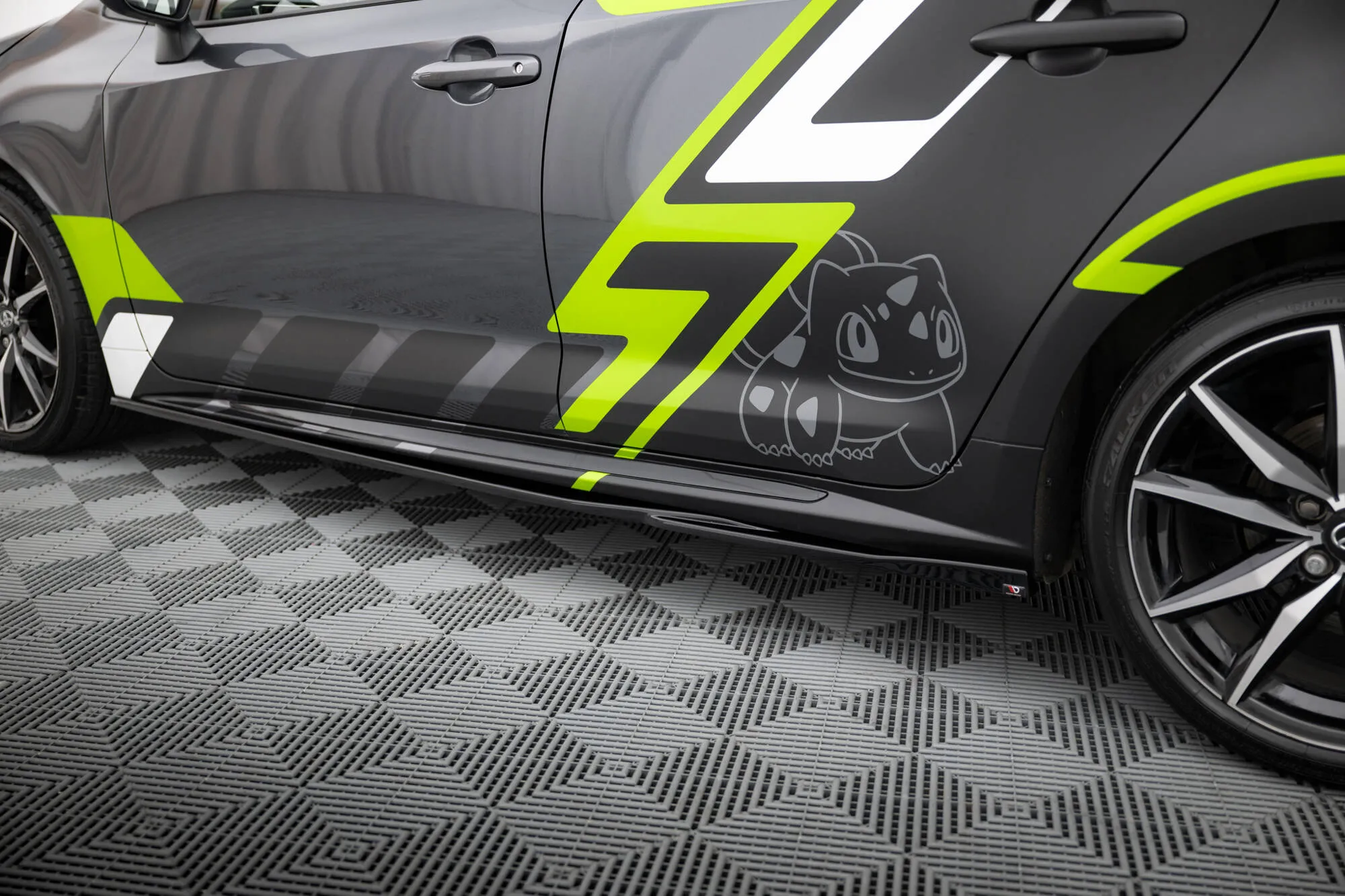 Sideskjørt Toyota Corolla GR Sport Touring Sports XII 2019 - 2023 | Glossy Black Edition – bilde 3