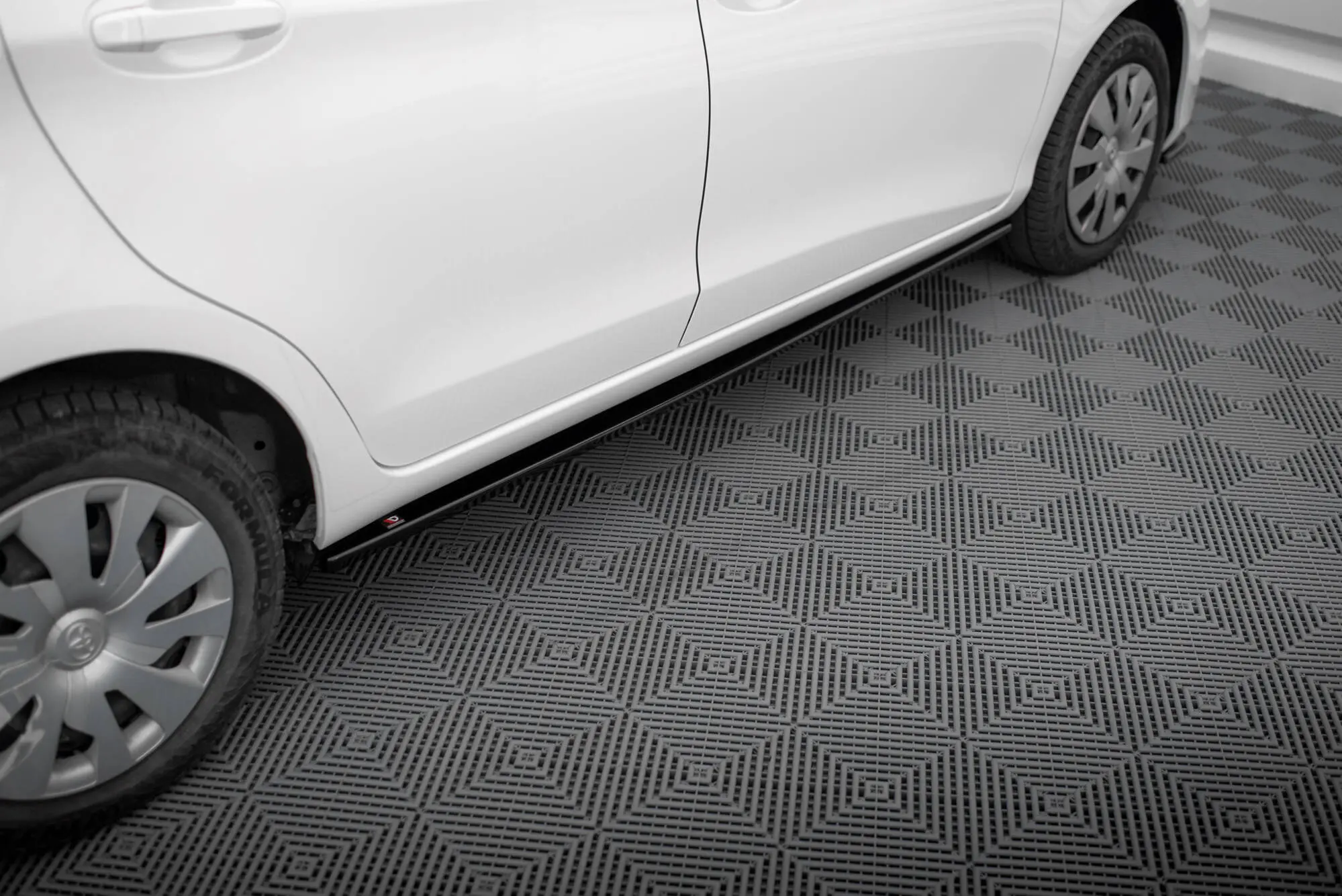 Sideskjørt Toyota Yaris Mk3 facelift 2014 - 2017 | Glossy Black Edition Image 1