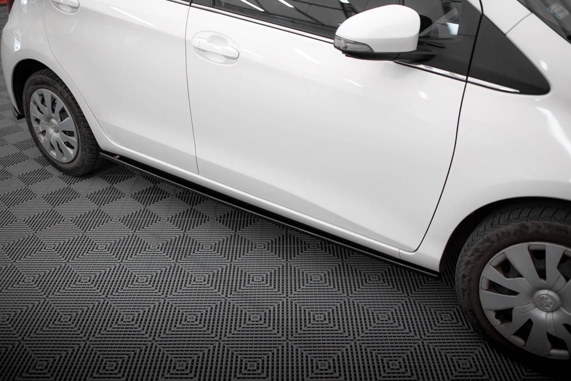 Sideskjørt Toyota Yaris Mk3 facelift 2014 - 2017 | Glossy Black Edition Image 3