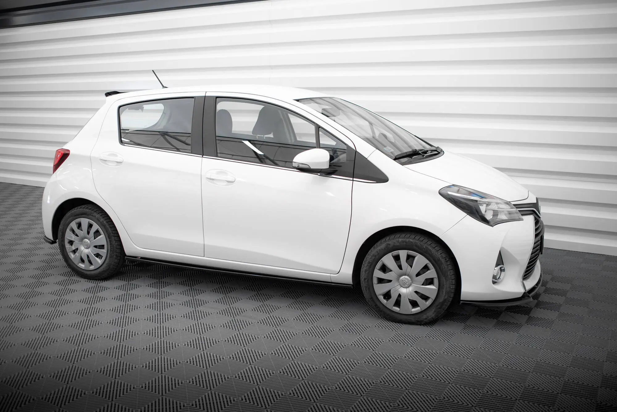 Sideskjørt Toyota Yaris Mk3 facelift 2014 - 2017 | Glossy Black Edition Image 4