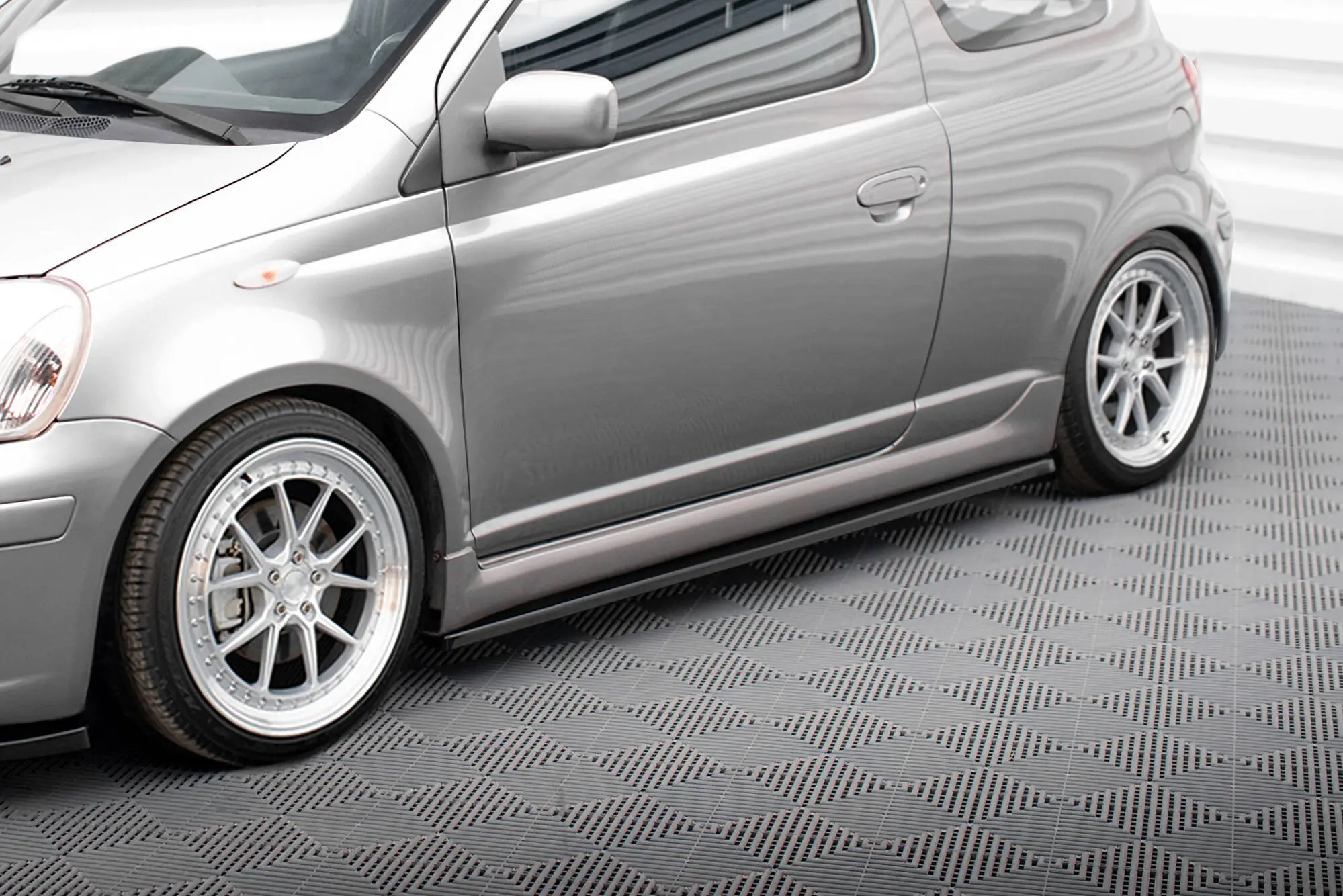 Sideskjørt Toyota Yaris T-Sport Mk1 facelift 2003 - 2006 | Glossy Black Edition – bilde 2