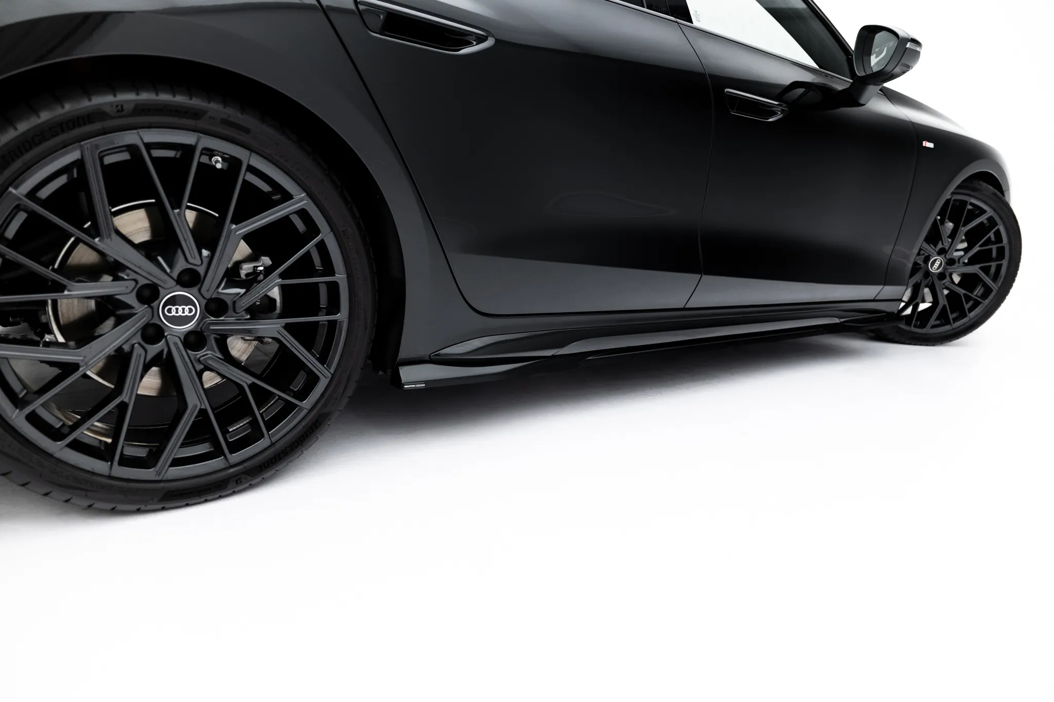 Sideskjørt V.1 Audi A6 (C9) 2025 -> | Glossy Black Edition