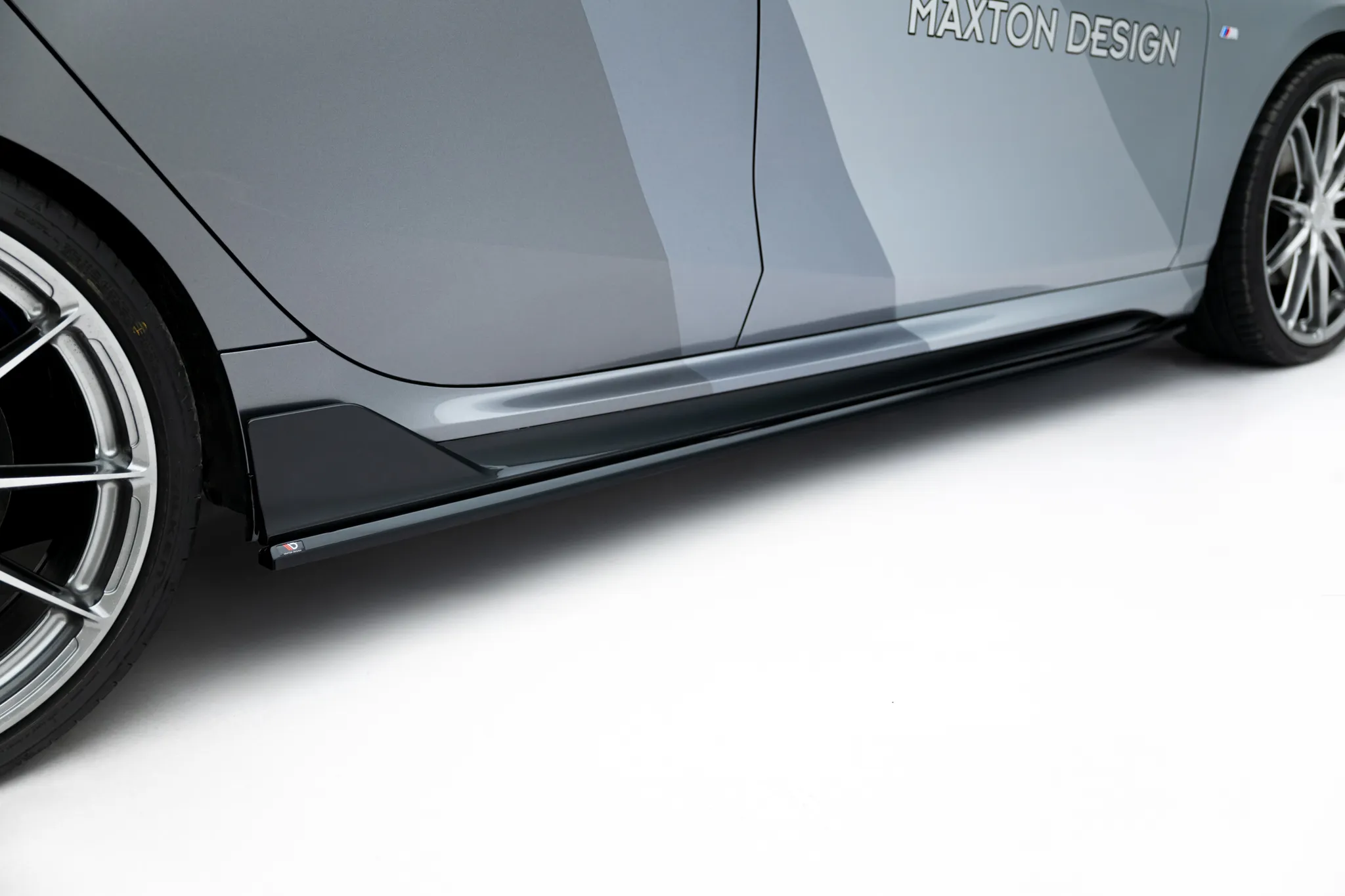 Sideskjørt V.1 BMW M135i M Performance (F70) 2024 -> | Glossy Black Edition